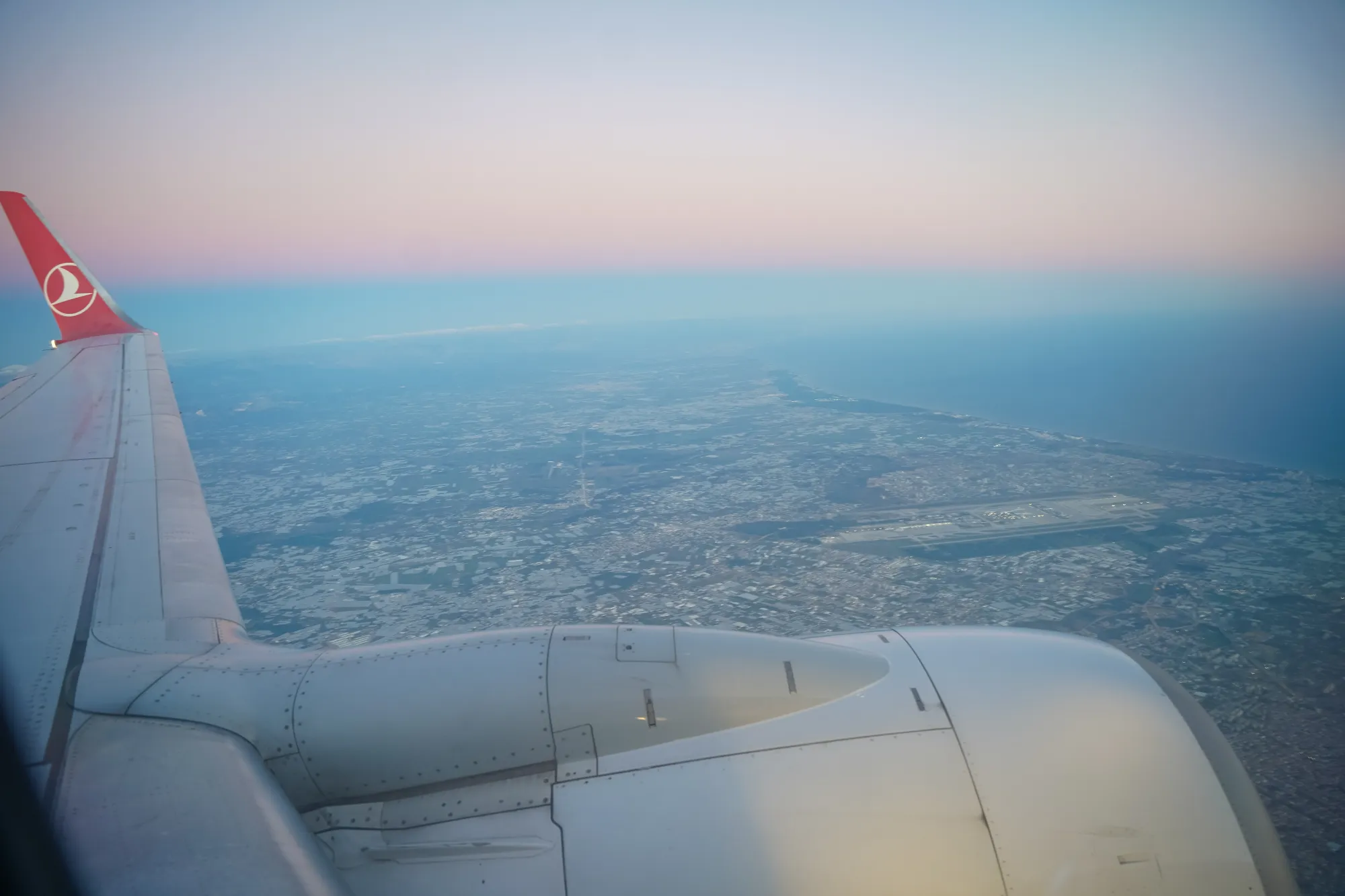 Aerolinky reagují na palivovou krizi dalšími poplatky. Letenky mohou zdražit o tisíce.