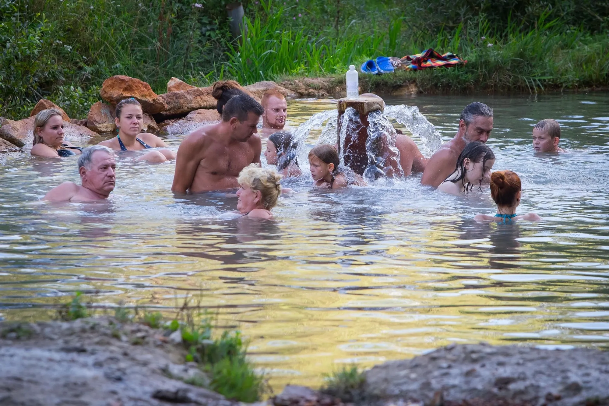 Teplá voda uprostřed zimy a bez placení. Termální jezírko láká Čechy k hranicím.