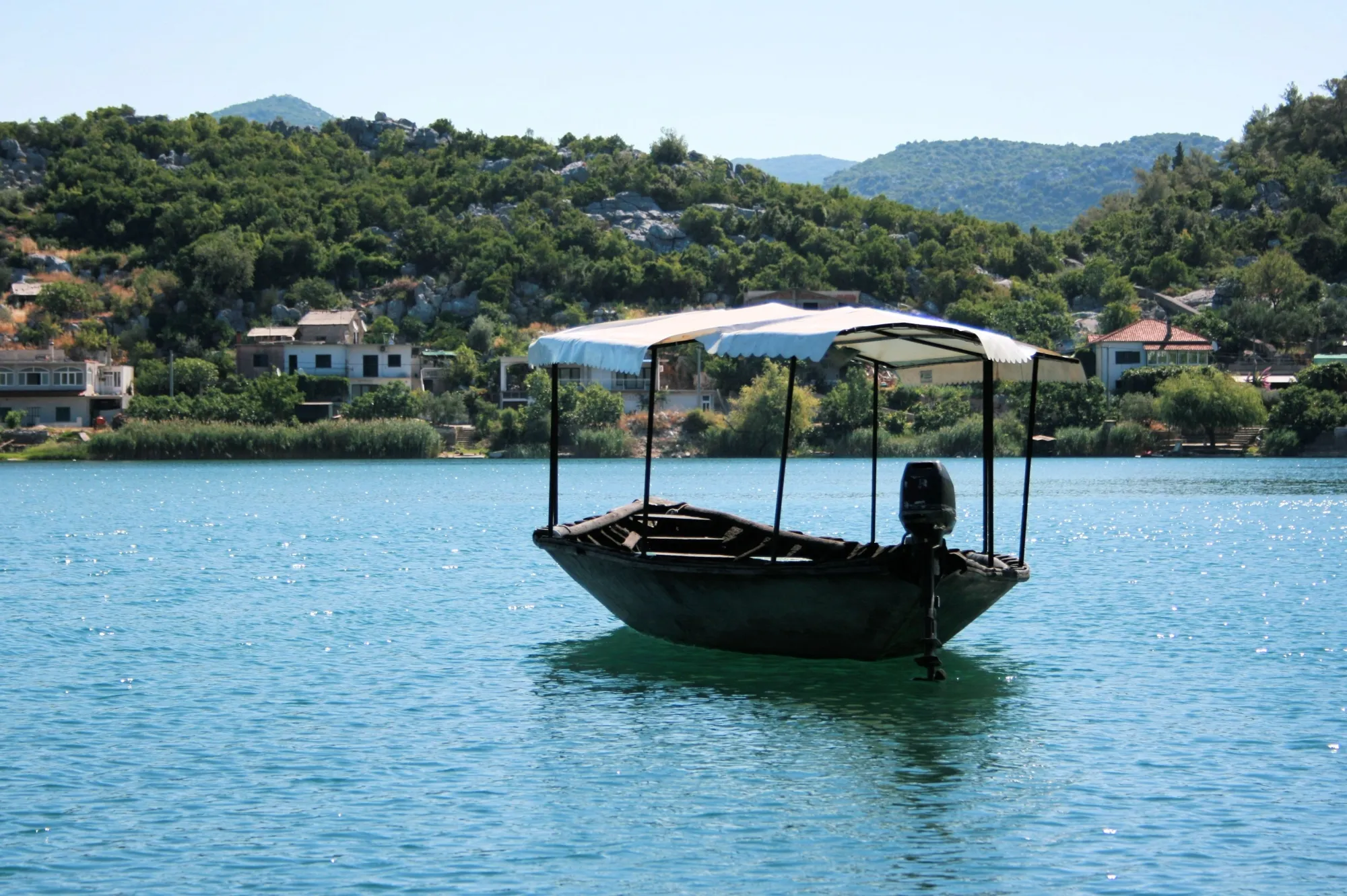 Pláže jsou přeplněné, ale pár kroků dál je jezero, o kterém skoro nikdo neví. Přitom je unikátem.
