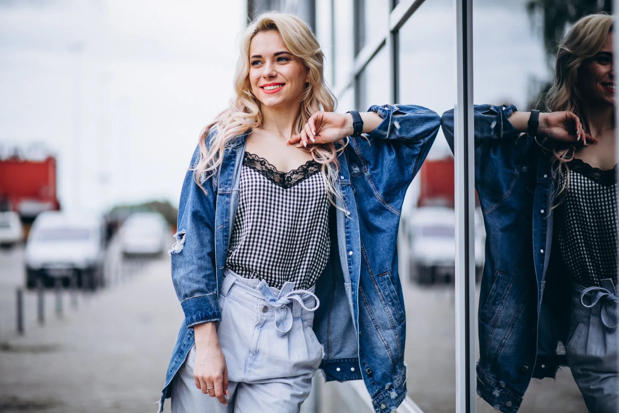 Na obyčejné letní šaty letos zapomeňte. Moderní ženy oblékají kousek, který okamžitě změní celý outfit.