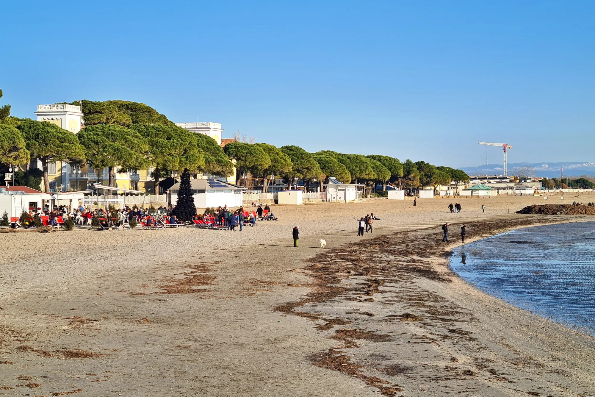 Bibione praská ve švech. Prozkoumali jsme ostrov vedle kde moře ustupuje jako zázrakem.