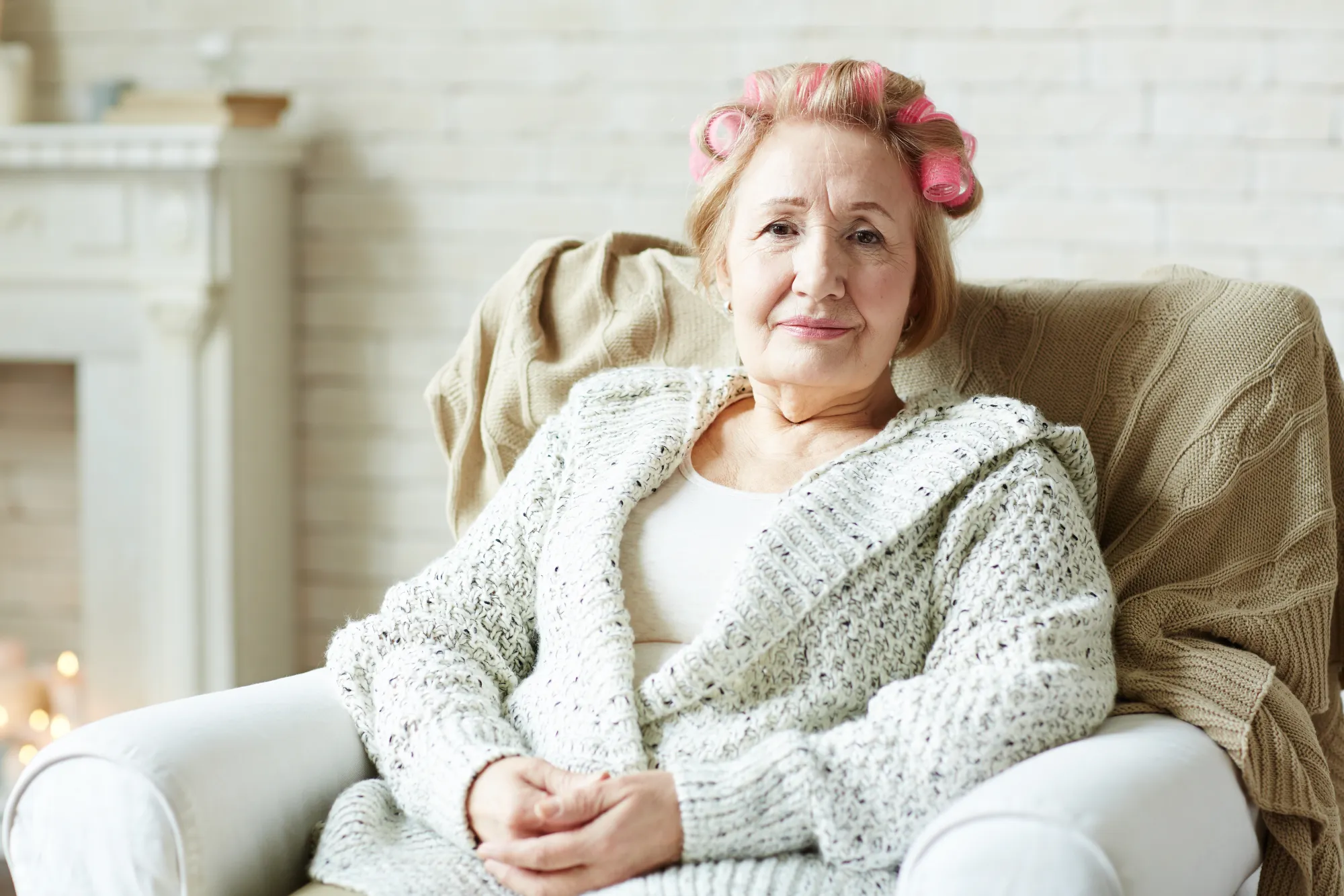 Jedna stará módní chyba trápí české seniorky dodnes. Převzaly ji z 80. let a zbytečně si ubírají šmrnc.