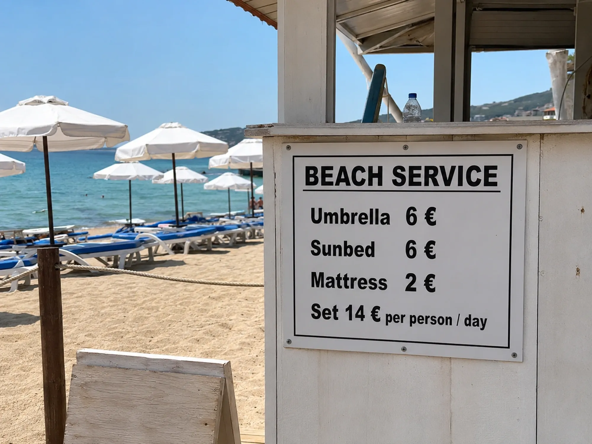 Zlaté Písky překvapily české turisty cenami. Týdenní plážový servis pro dva se může vyšplhat téměř na pět tisíc.