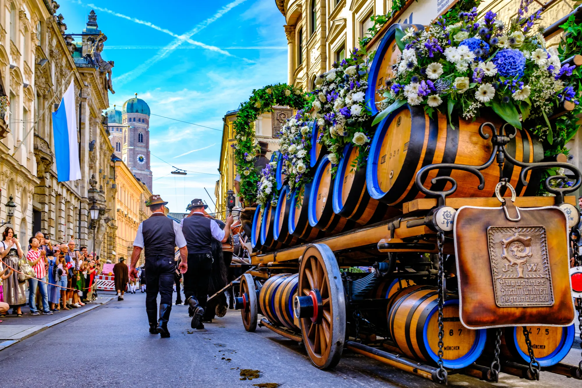 V Hofbräuhausu v Rakousku mají pivo levnější než v Praze. Češi přitom často končí u dražší konkurence.