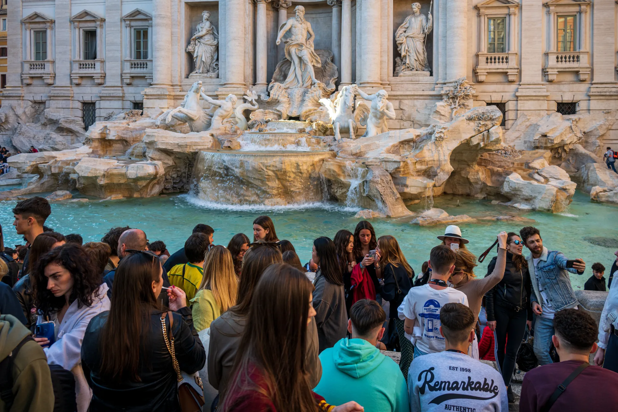 Turista skočil šipku do fontány di Trevi. Z Říma si odvezl pokutu a zákaz na celý život.