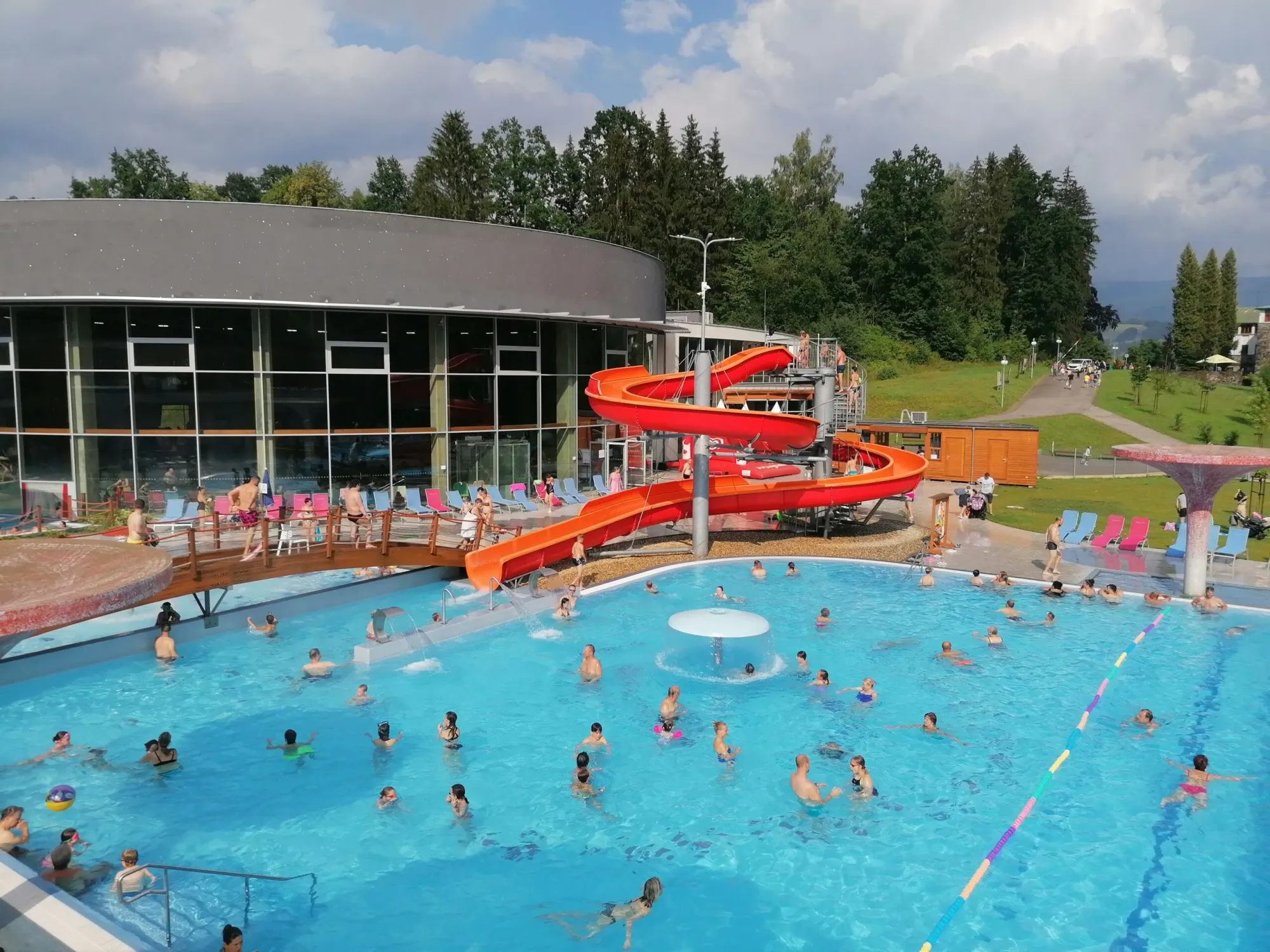 Tady se regenerovali panovníci. Zázračné prameny mají 36 °C, Češi o pokladu skoro nic nevědí.