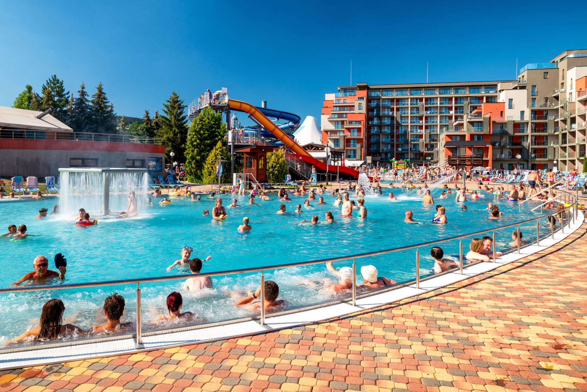 Termální lázně ukryté mimo hlavní pozornost: Voda má až 40 °C a lidé se sem rádi vracejí za odpočinkem.