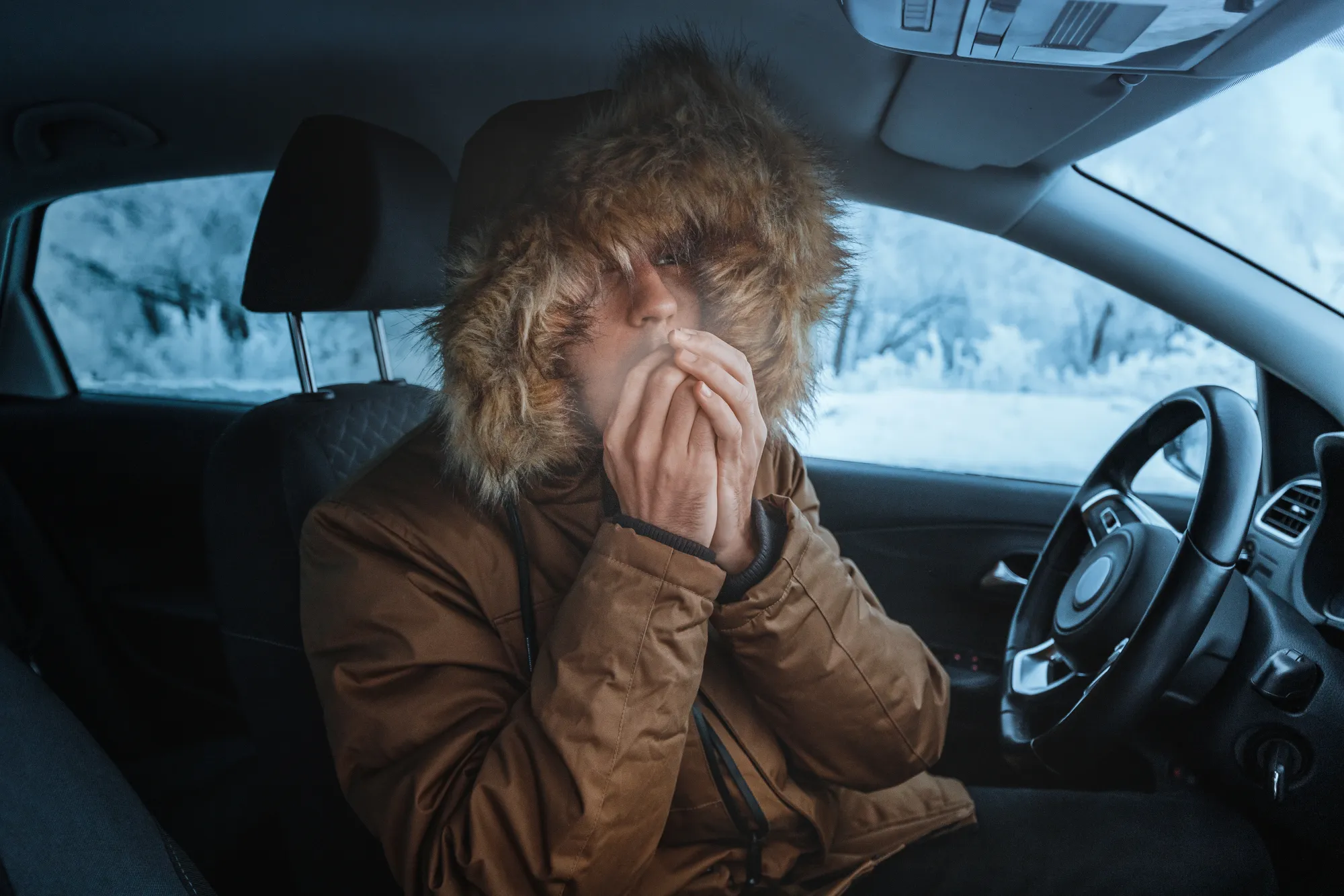 Ranní spěch se může prodražit. Škrábání skel u běžícího motoru je zakázané a zničí auto rychleji, než čekáte.