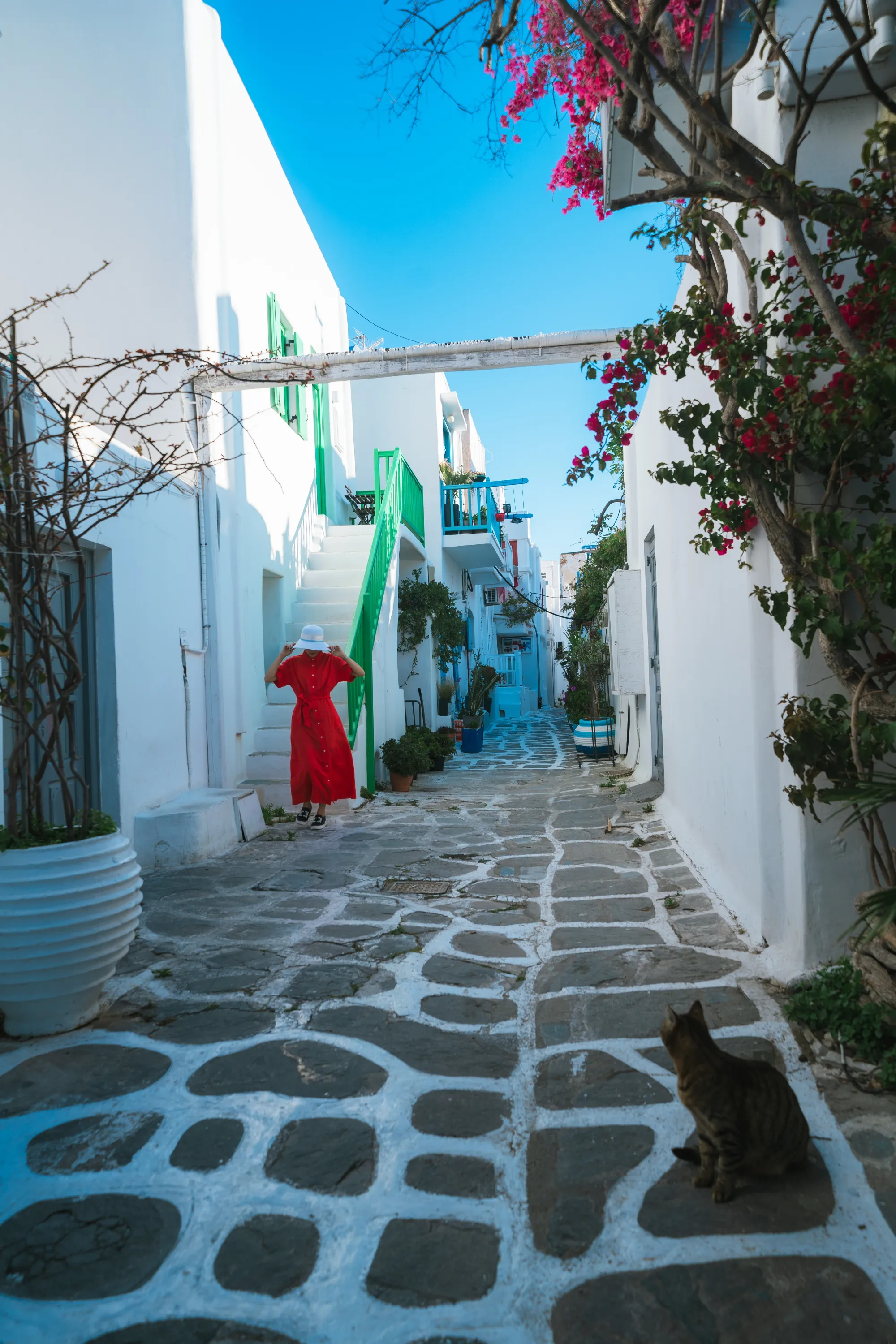 Santorini přitvrzuje vůči turistům. Na ikonický ostrov se letos nedostanete tak snadno.