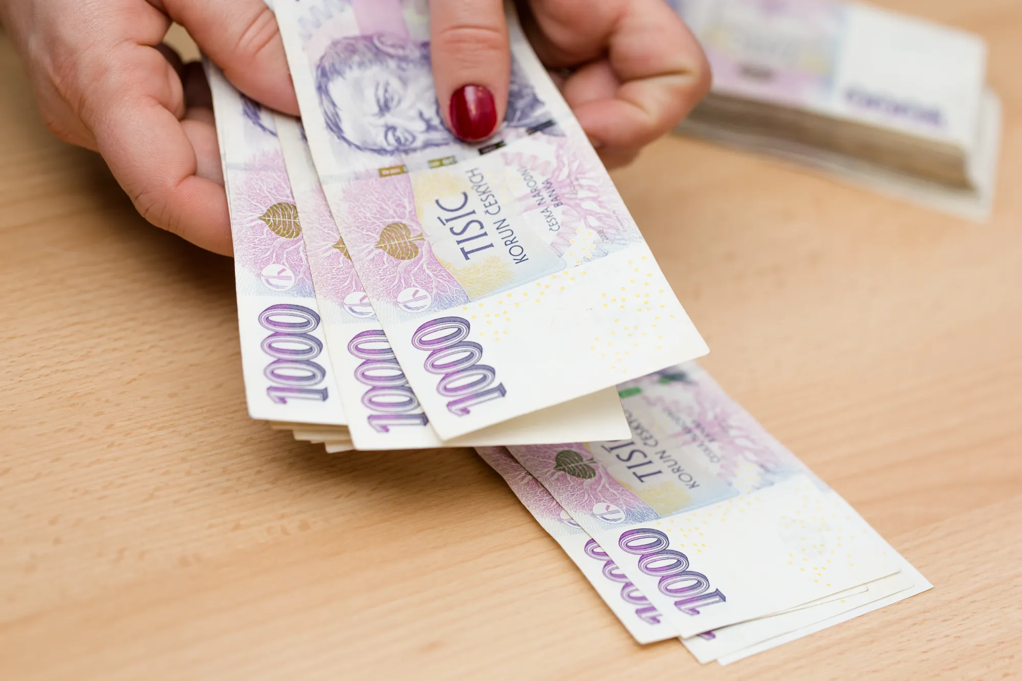 Nepotřebuje techniku ani obchod. Důchodce si doma chodí pro 15 tisíc a tvrdí, že je to zábava.