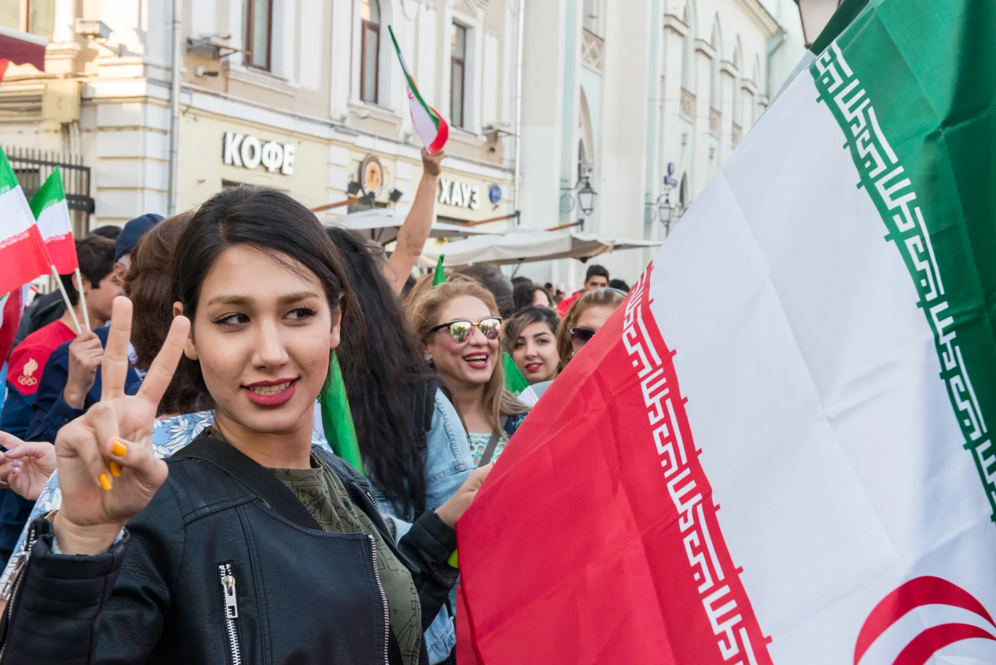Éra šáha plná svobody. Revoluce obrátila Írán naruby a Rouhání sliboval obrat.