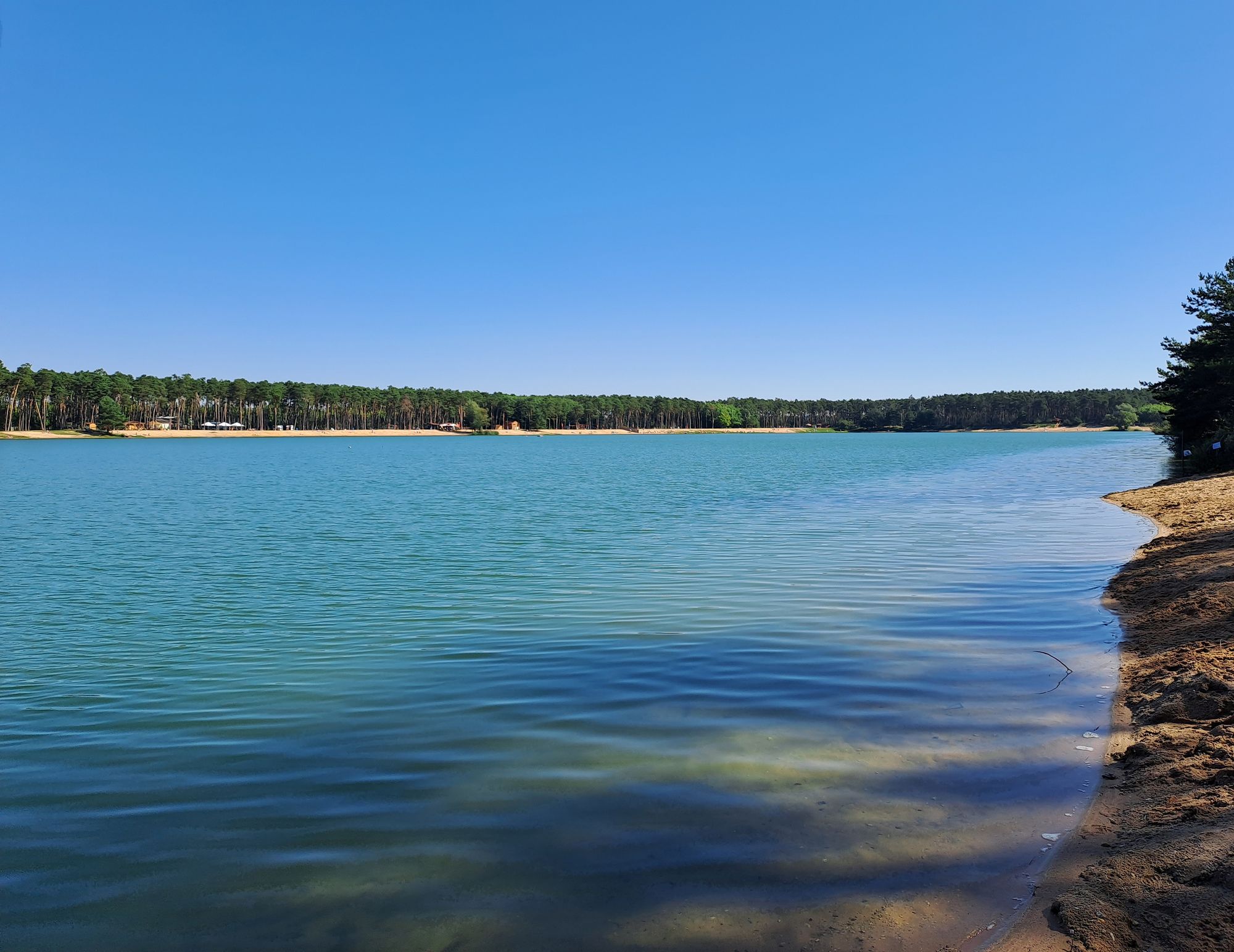 Kousek od Prahy jsme našli výlet jako u moře: Krásné jezero, čistá voda a ceny, které nezruinují peněženku.