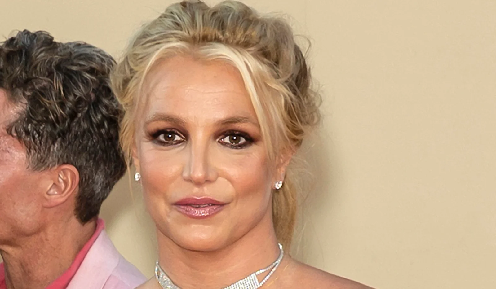 Fanoušci mají strach o Britney Spears. Její nové video v minisukni a crop topu vyvolalo vlnu obav