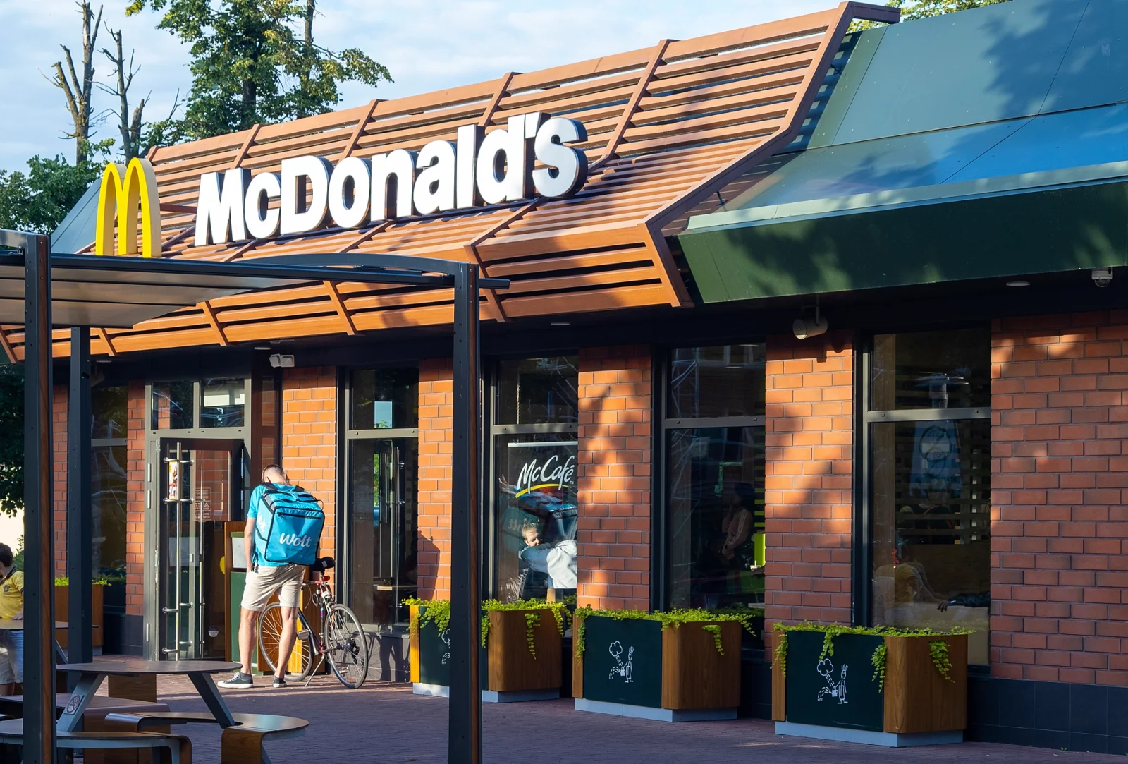 Pět restaurací McDonald’s, které vypadají jako z jiného světa. Jedna sídlí v letadle, jiná připomíná UFO