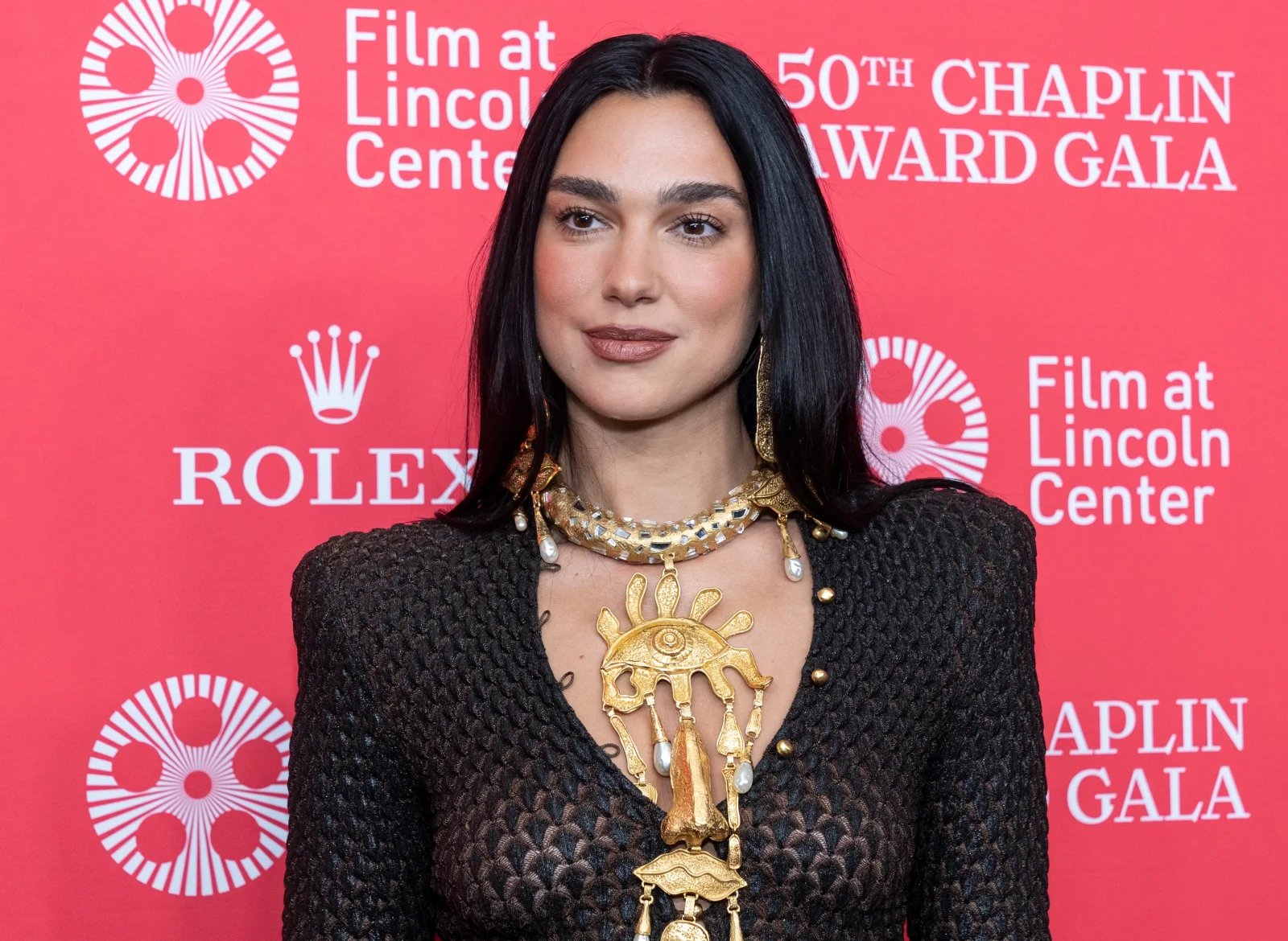 Zpěvačka Dua Lipa se tajně vdala. Komorní obřad proběhl v Londýně