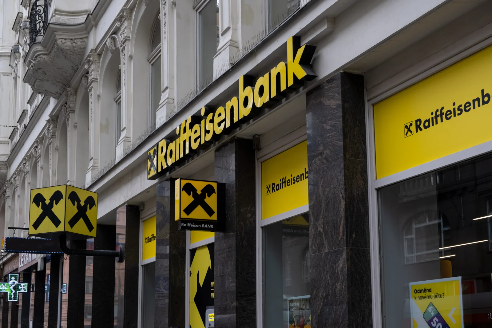 Klienti jedné z největších bank by měli zpozornět. Chystá se omezení, které se dotkne téměř celé republiky