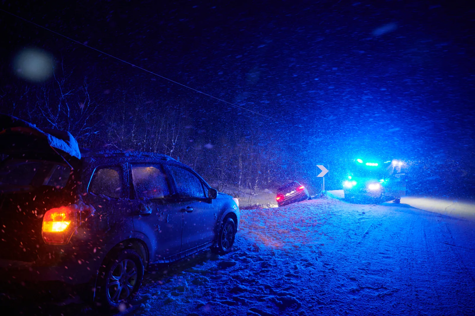 Nepříznivé počasí uzavřelo dálnici D5 ve směru na Prahu. Na místě je hned několik dopravních nehod