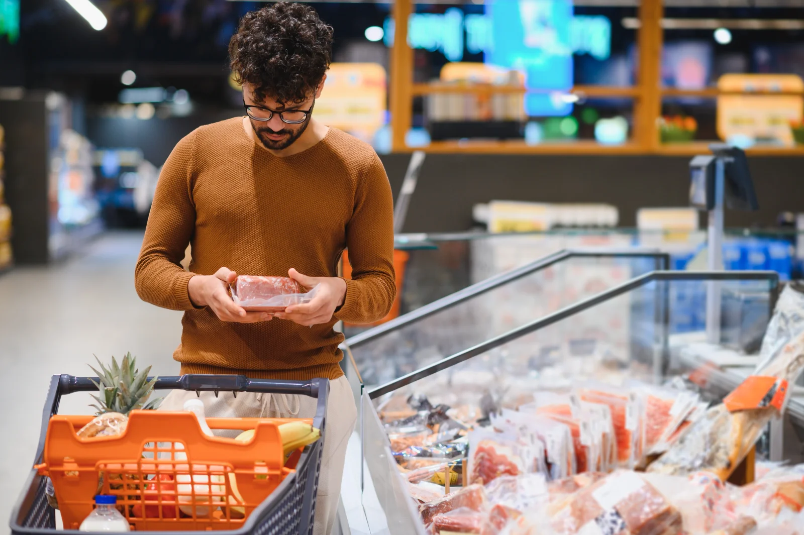 Skandál ve známém supermarketu: Maso plné fekálií vyděsilo zákazníky, inspekce varuje před nebezpečnou infekcí