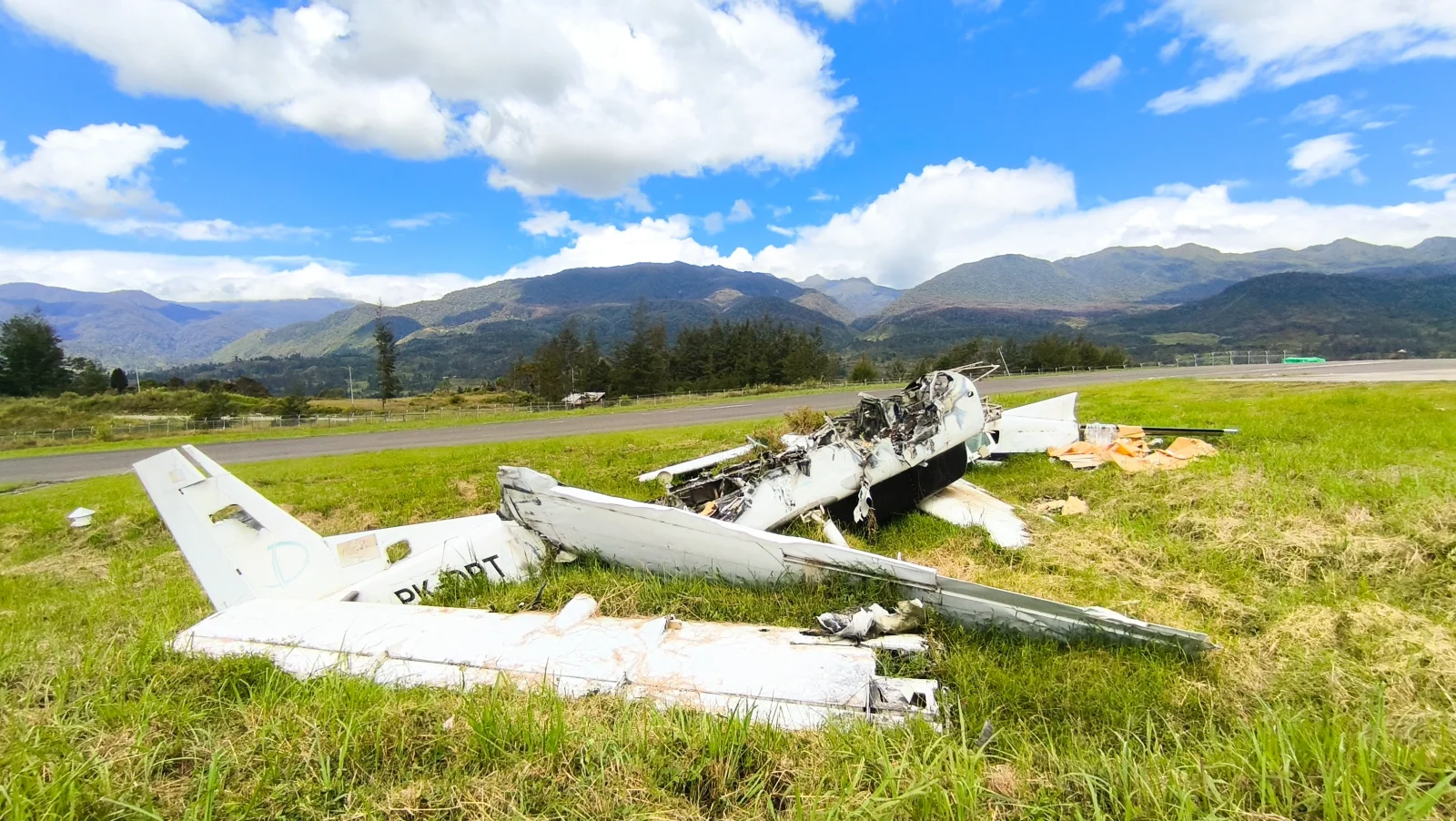 Po zásahu raketou se nákladní Airbus stal téměř neovladatelným. Tři piloti přesto dokázali nemožné