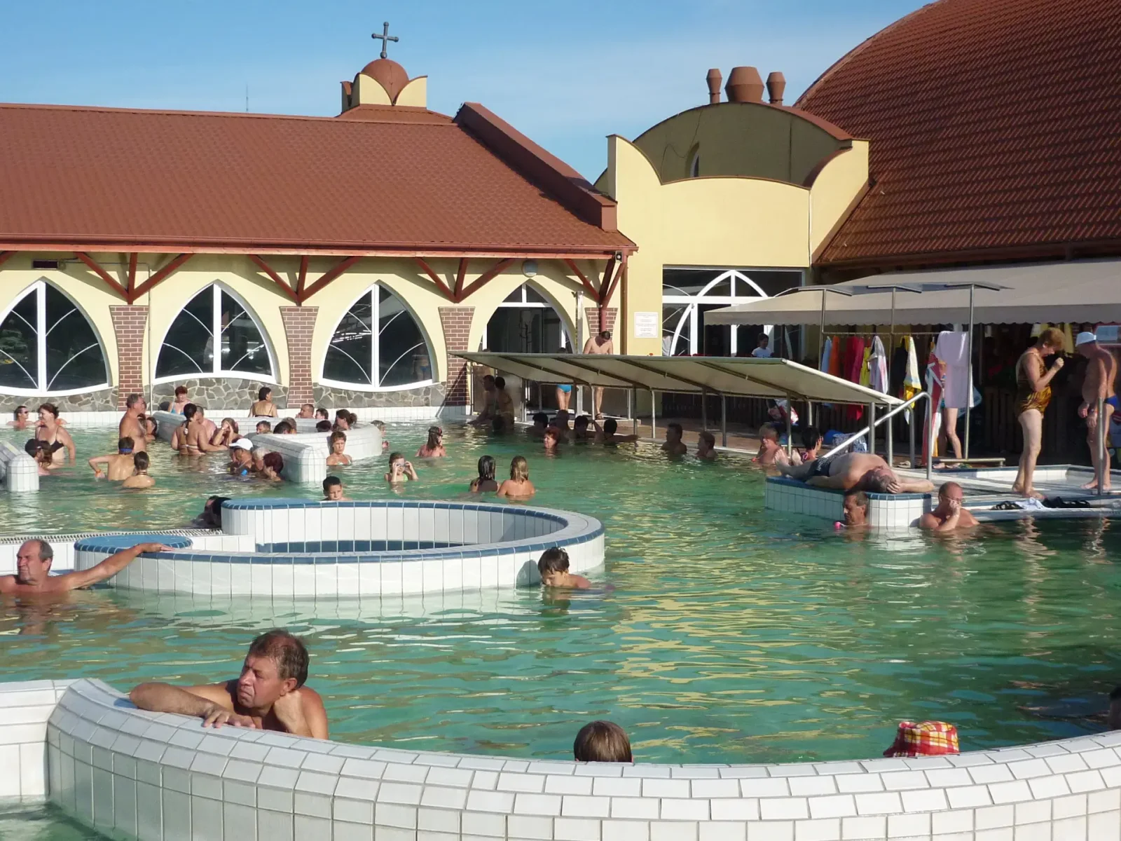 Češi sem za socialismu jezdili s poukazem ROH: Dnes láká voda o teplotě 72 °C a překvapivě nízké ceny
