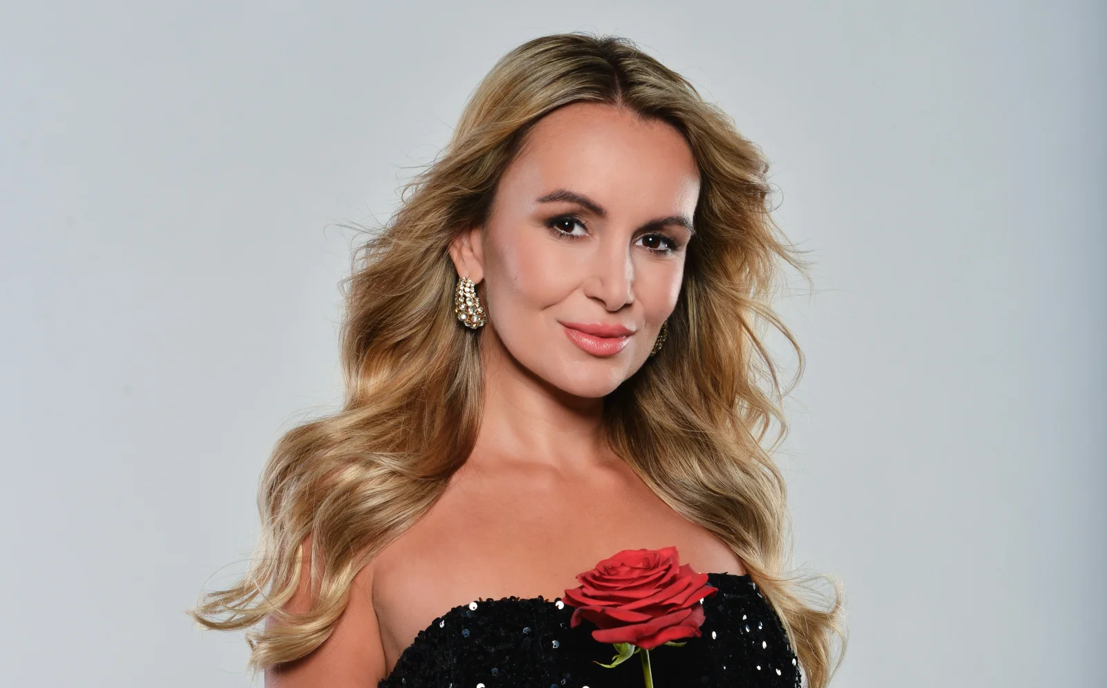 Úspěšná novinářka Šárka Peková je terčem nenávistných a vulgárních nadávek. Za vše může show Bachelor