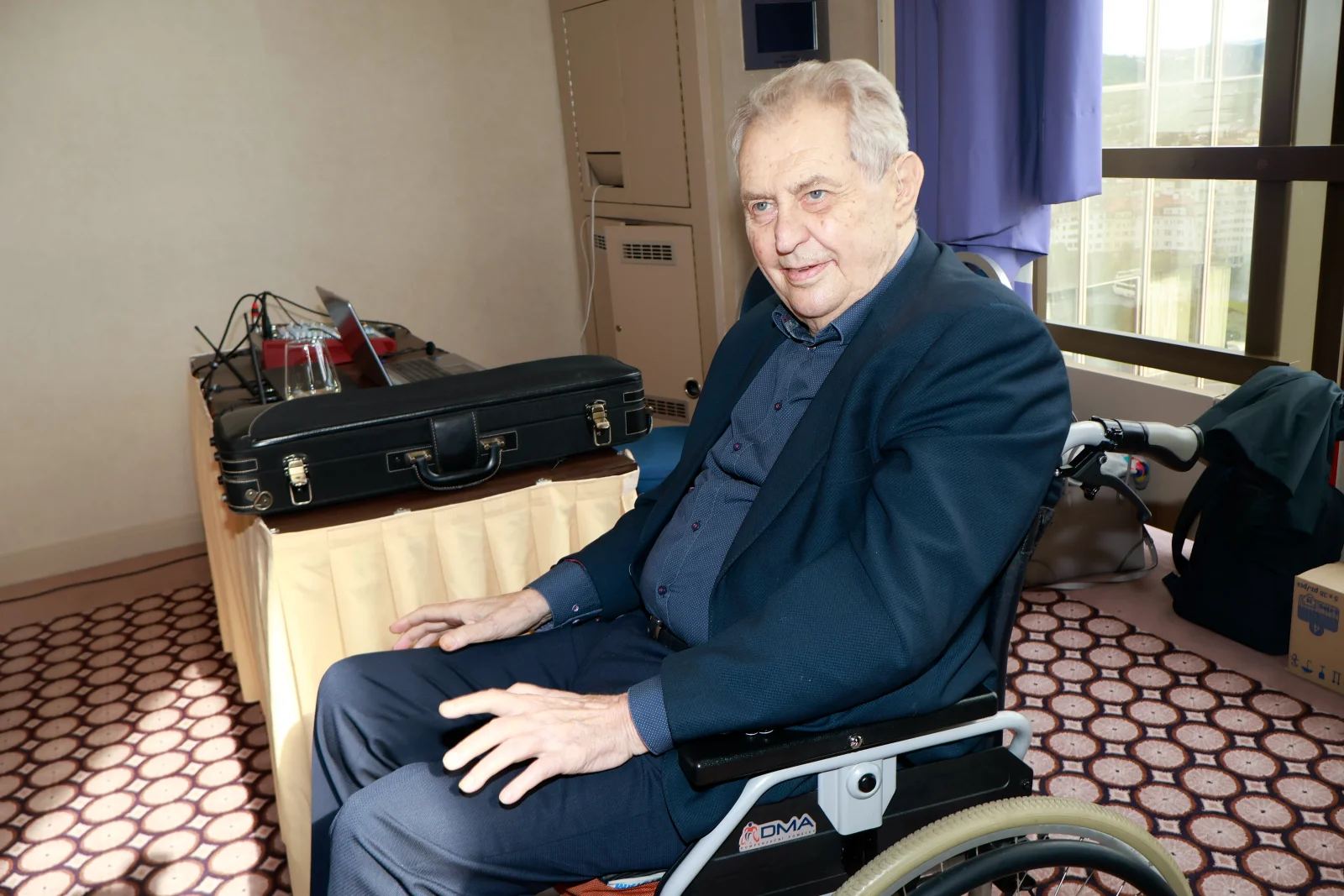 Miloš Zeman je opět hospitalizován v nemocnici. Lékaři situaci nekomentují, rodina má pro veřejnost zásadní vzkaz