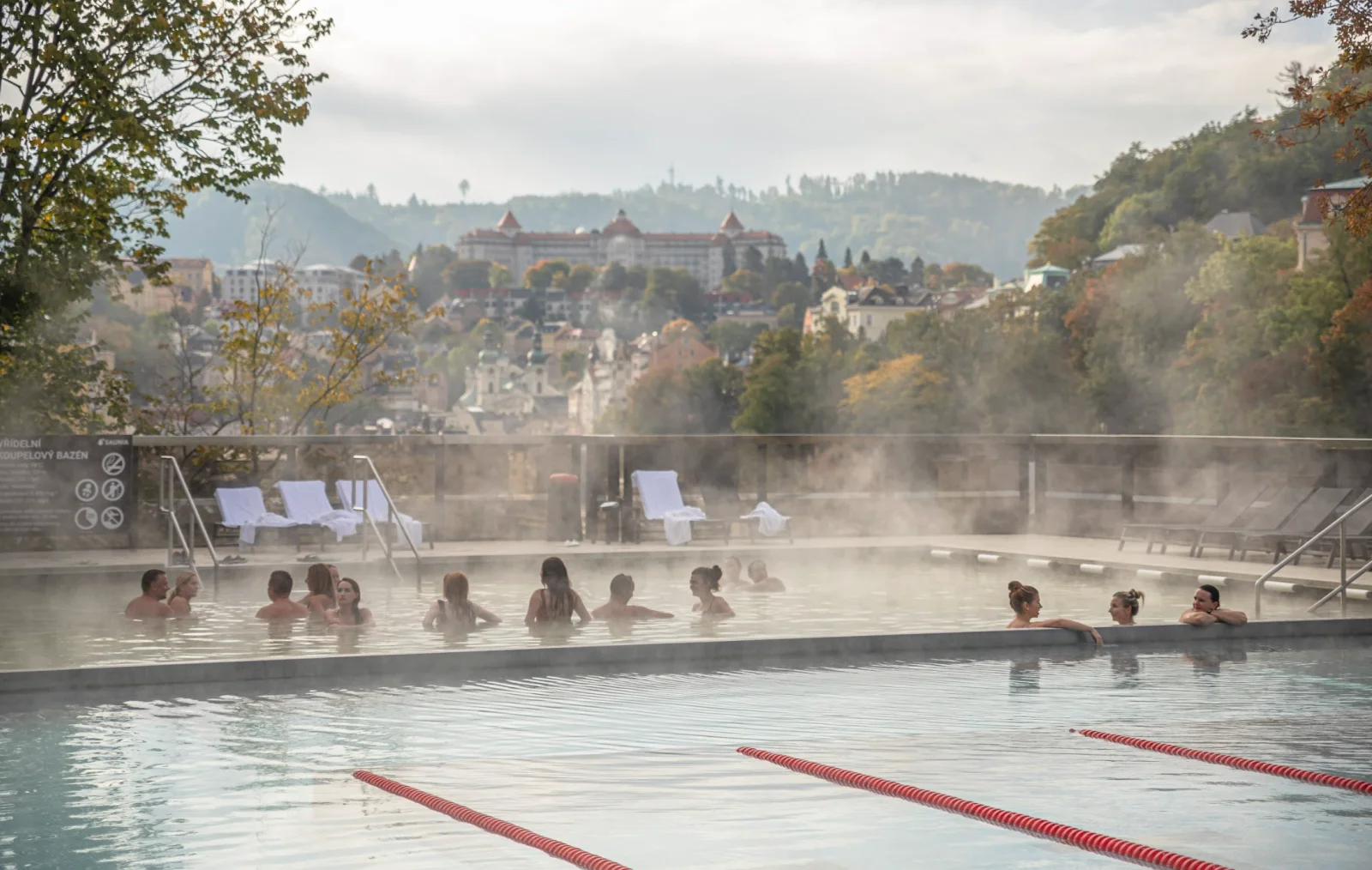 Jen dvě hodiny od Prahy se nachází termální lázně, kam Češi nejezdí. Voda tu má 32 °C a skvělý výhled na město