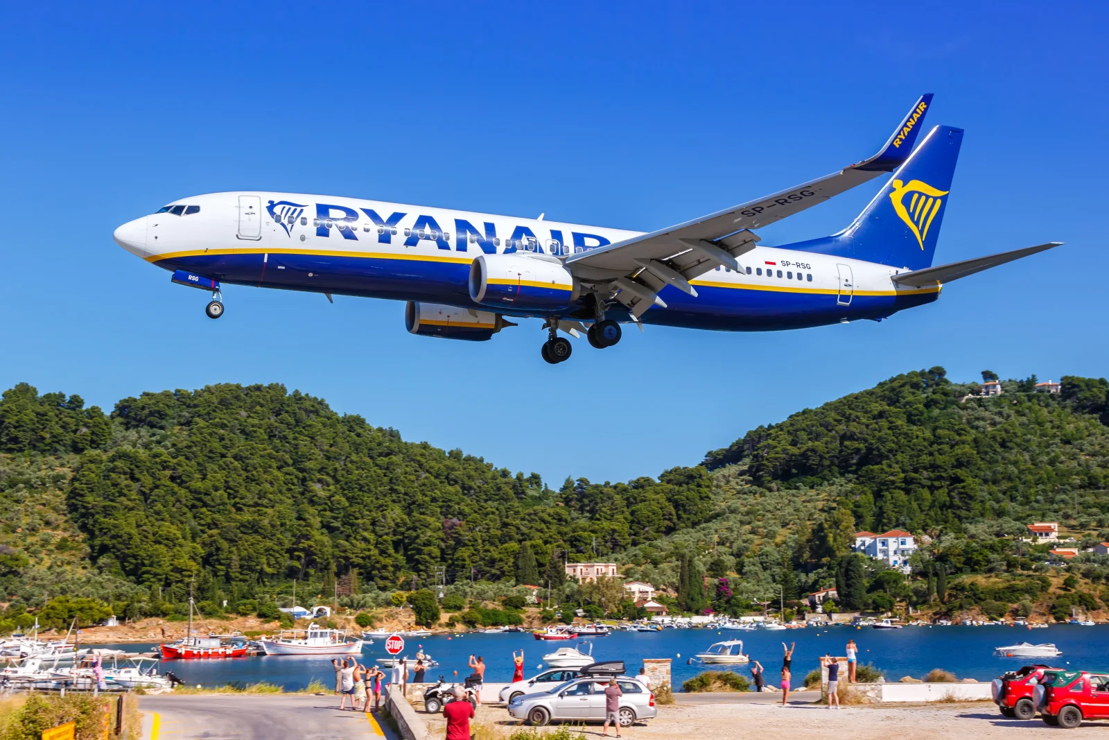 Stovka Čechů zůstala uvězněna na řeckém ostrově: Let Ryanairu zrušili, aerolinka nechává cestující napospas