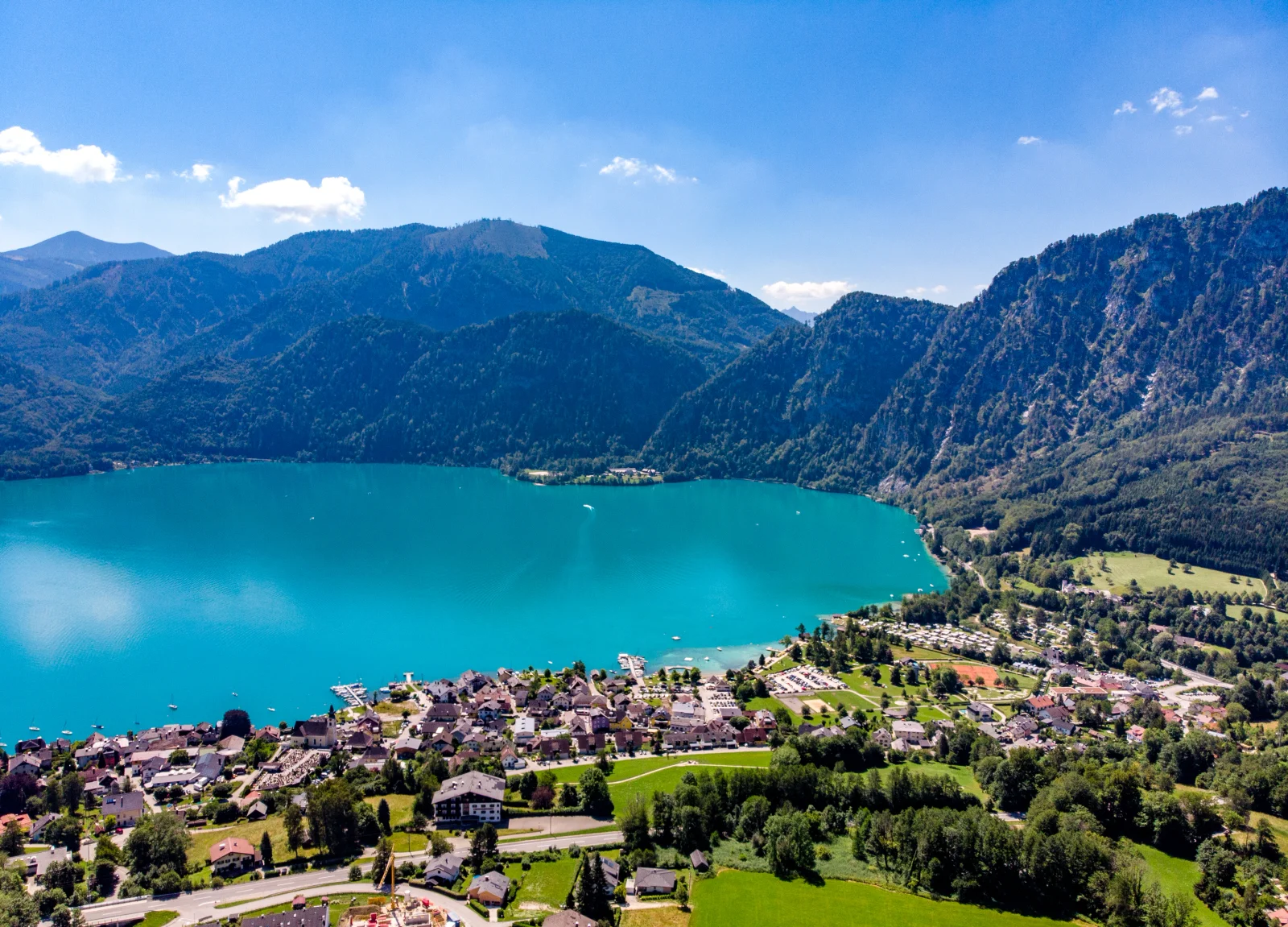 Proč jezdit až k moři? Tohle alpské jezero má vodu tak průzračnou, že uvidíte hluboko pod hladinu