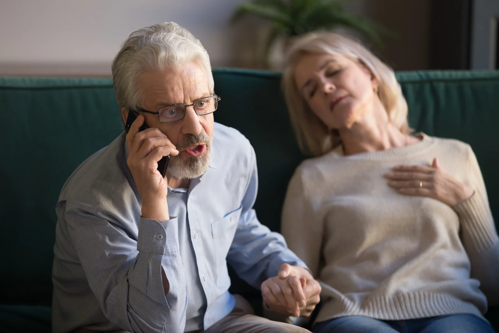 Senior otevřel fakturu za telefon a zůstal v šoku: Částka 897 tisíc mu vyrazila dech, mohla za to dovolená