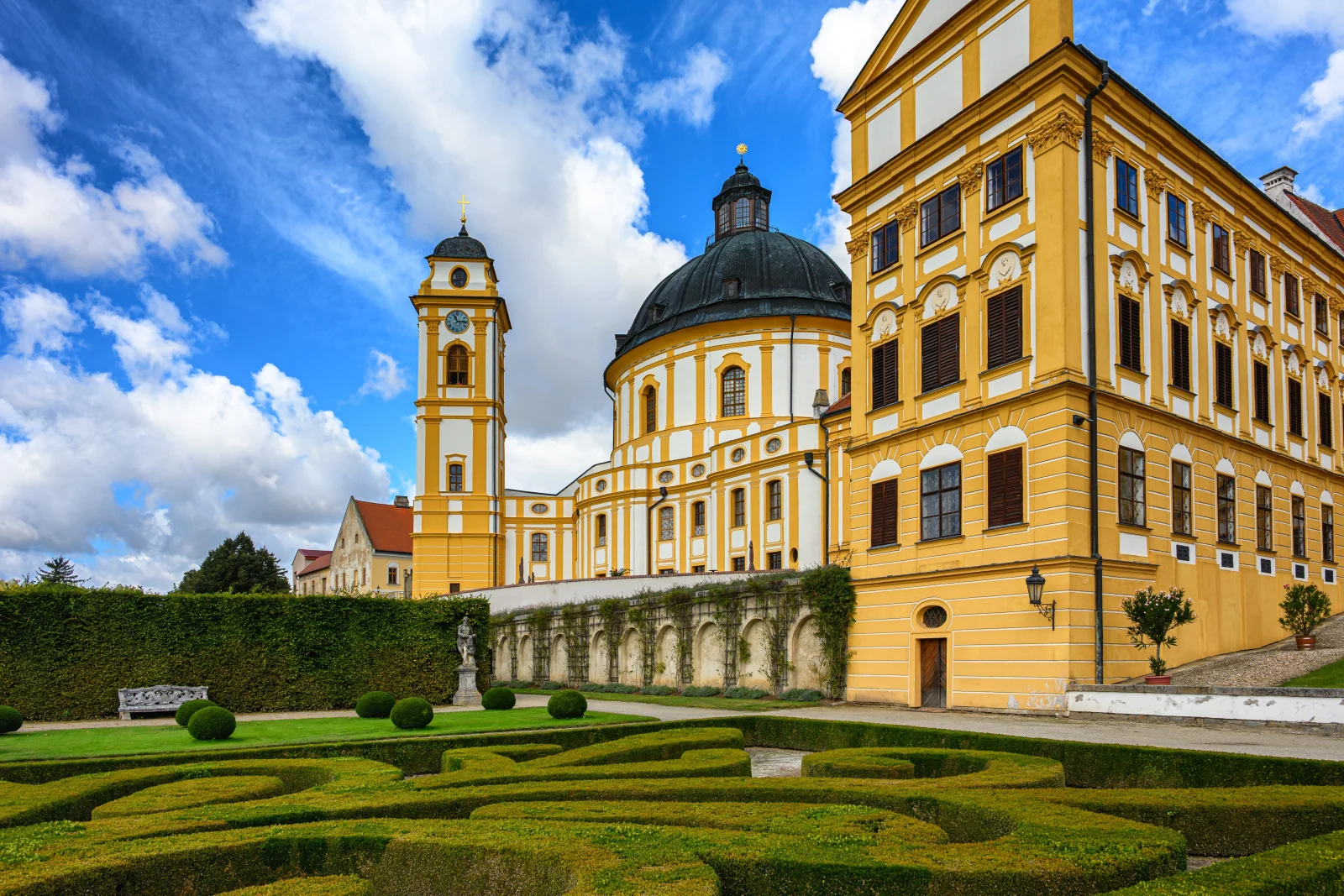Tento zámek přezdívají Moravské Versailles. Turisté kolem něj projíždějí, aniž by tušili, jaký skvost míjejí