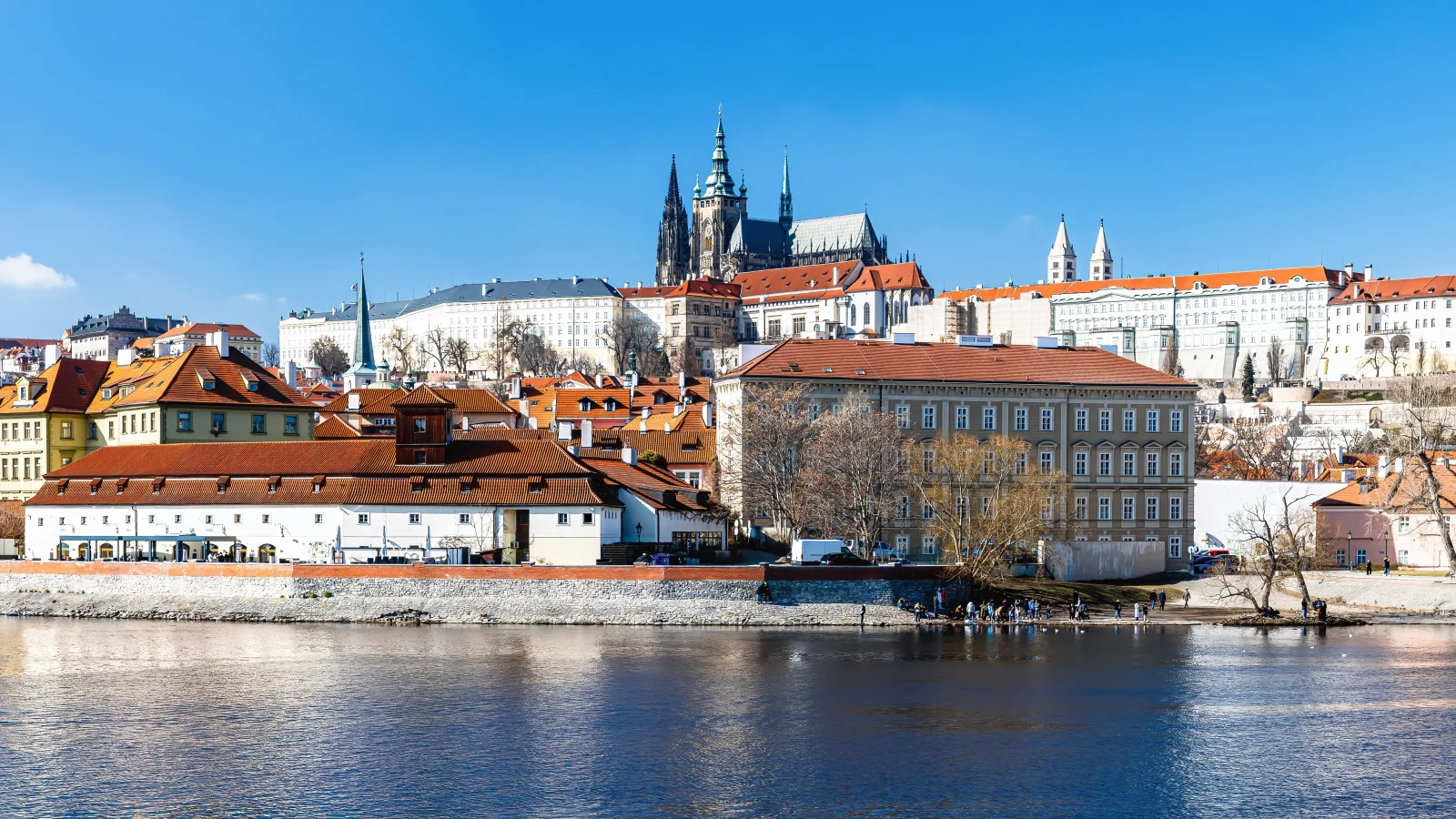 Víme, jaké platy pobírají čeští prezidenti. Některou z těchto částek běžný člověk nevydělá ani za dva roky