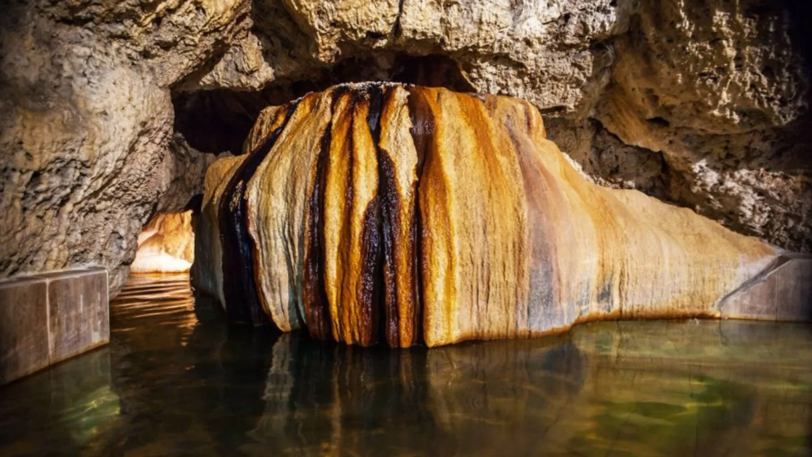 Objevil jsem termální vodu, která teče přímo ze skály. Voda tu má 50°C a Češi toto místo vůbec neznají
