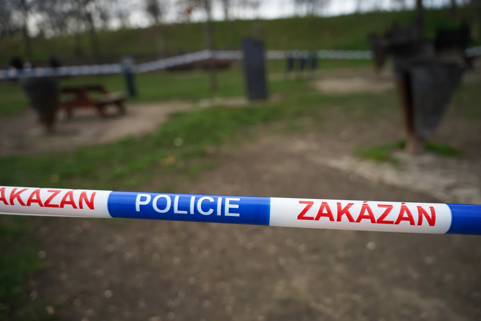 Ozbrojený muž u Čelákovic spustil rozsáhlé pátrání. Policie hlídá i ministerstva