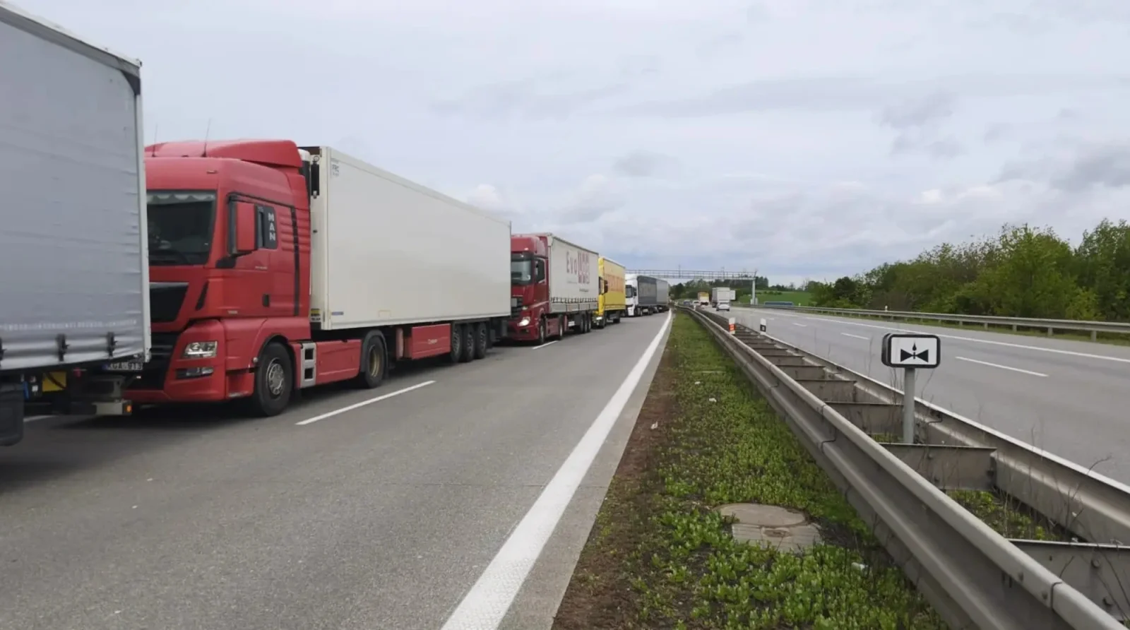Na D1 před Brnem se vytvořila 50kilometrová kolona kamionů. Doprava začala silně kolabovat