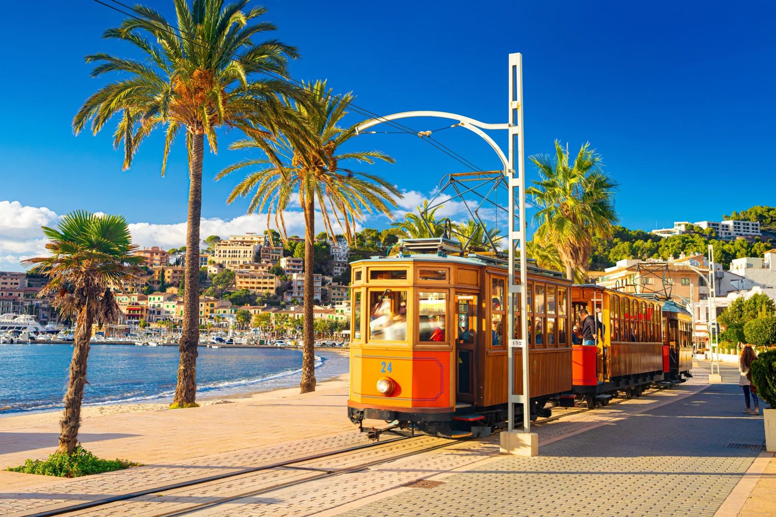 Mallorca už není jen letní ráj. Turisté míří za plážemi, místní ale žádají klid a letiště varují před zpožděními