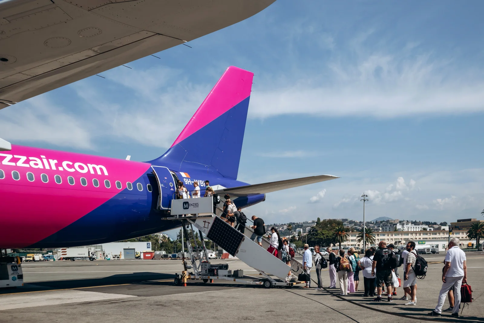 Cestování za pár korun končí u zavazadel. Pravidla nízkonákladových aerolinek jsou čím dál přísnější