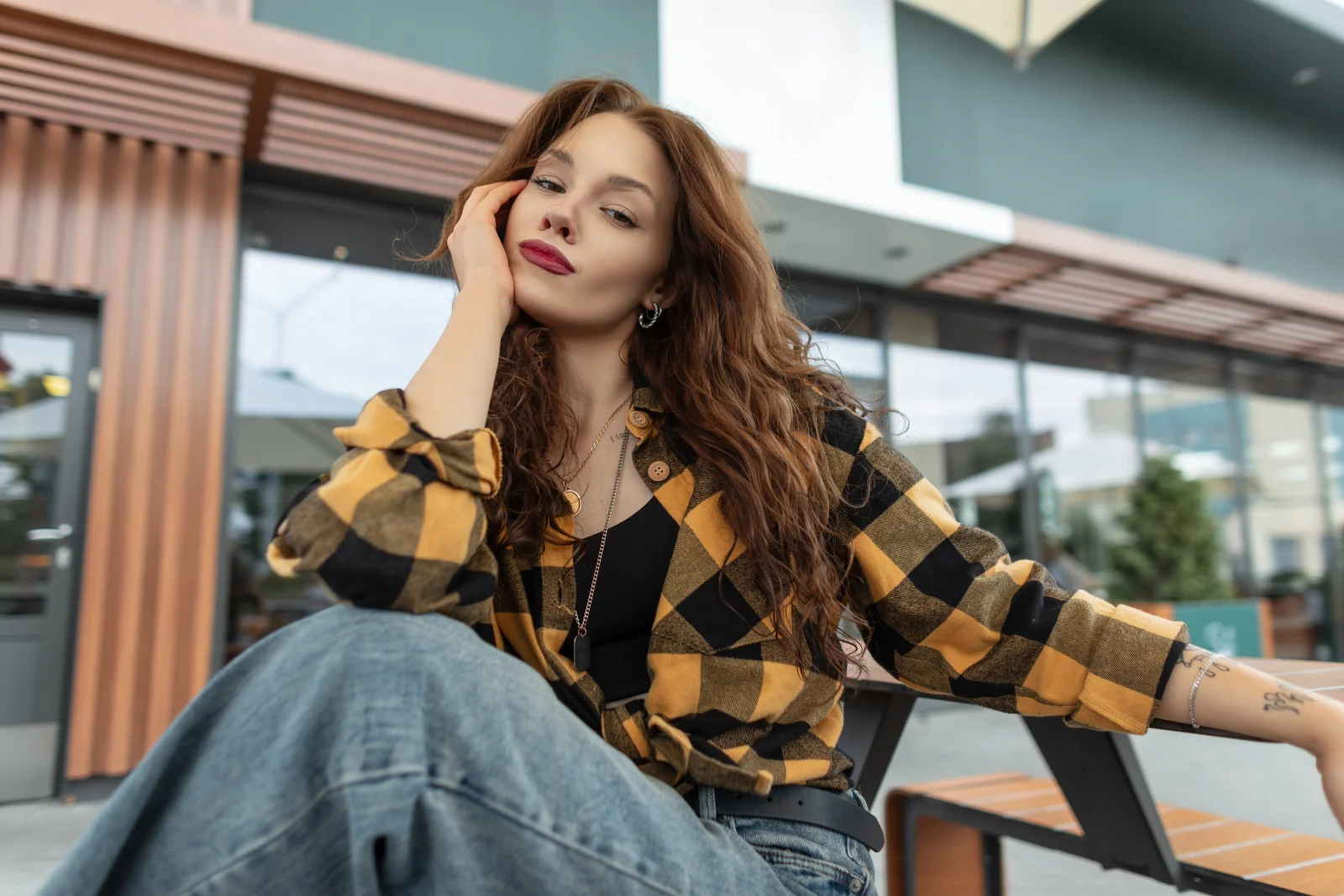 Flanelka se vrací do módy. K džínám ji teď raději nenoste, tyhle kalhoty fungují mnohem lépe
