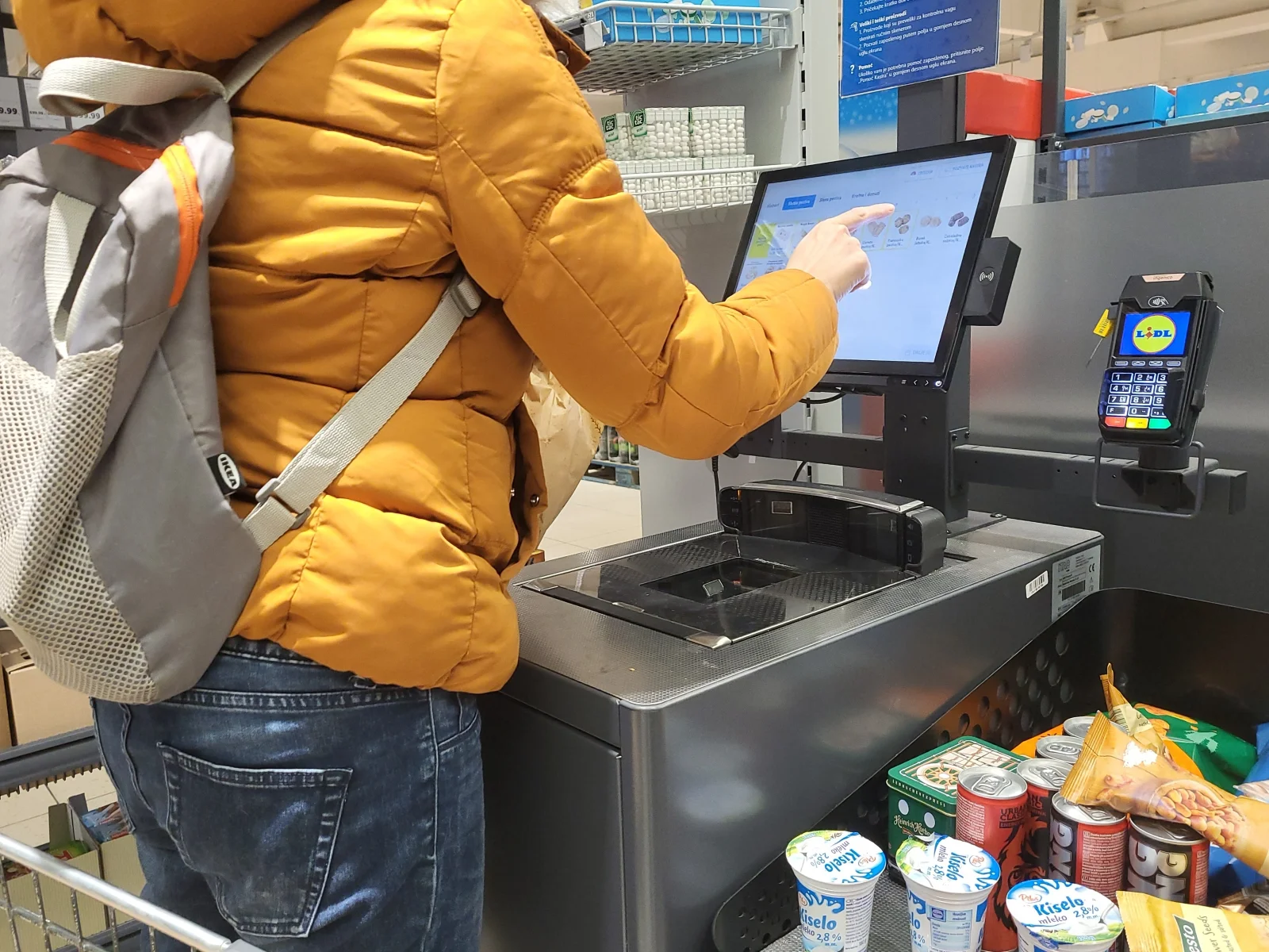 Češi se cítí podvedeni. Nové poplatky v supermarketech budí vášně, lidé mluví o nehorázném jednání