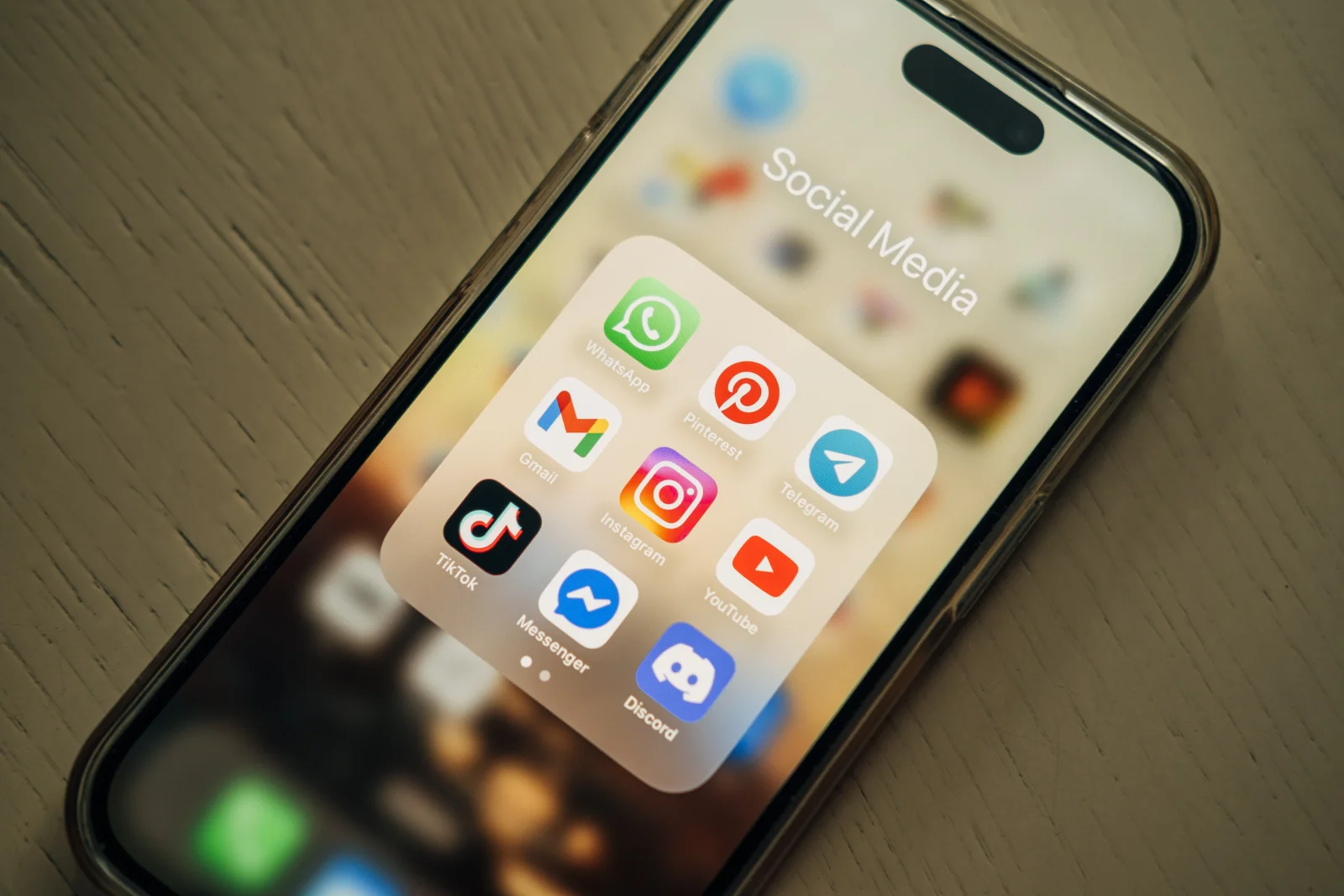 Českem se šíří nový podvod. Je extrémně nebezpečný, útočníci získají přístup k WhatsAppu během pár vteřin