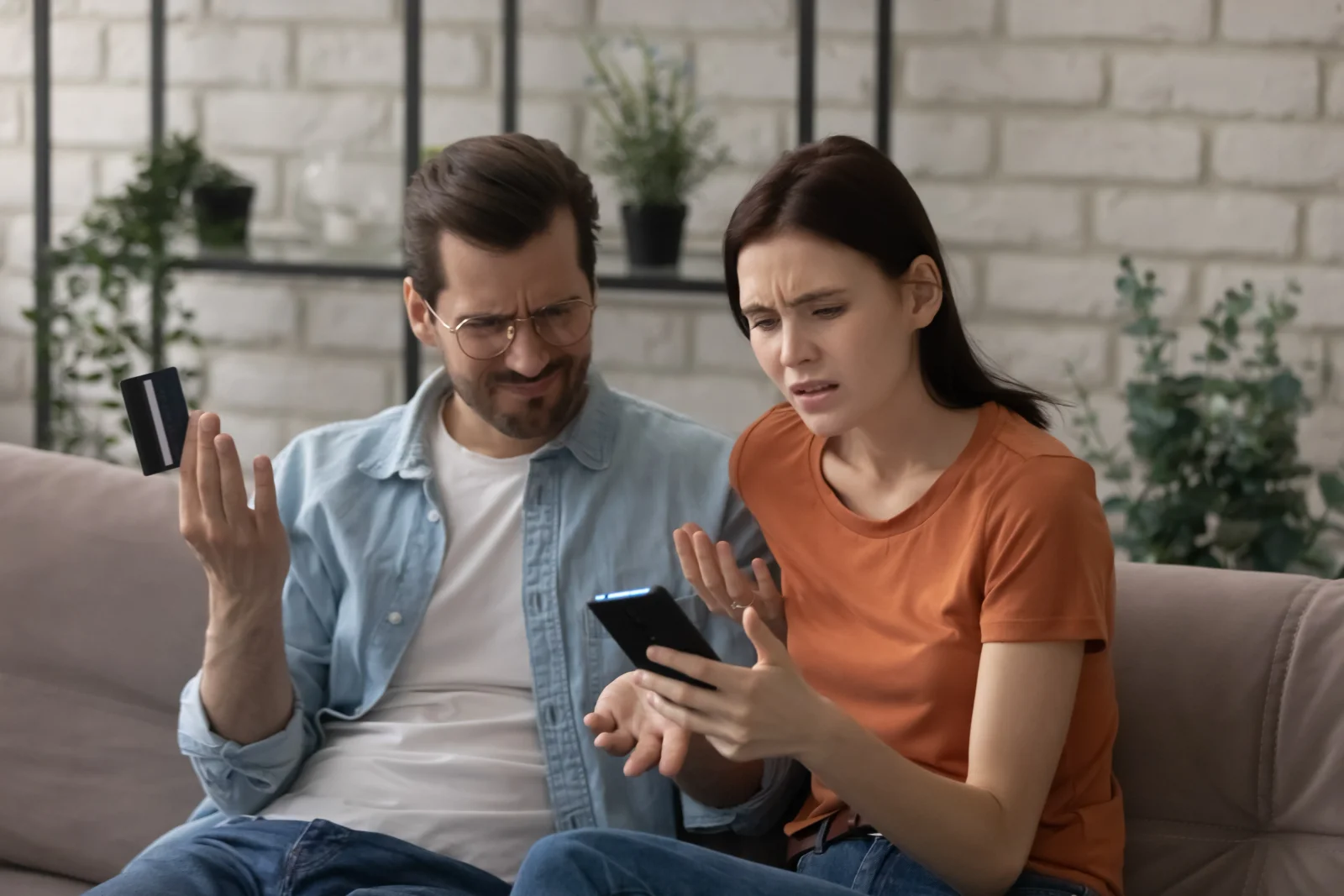 Češi se v sobotu nedostanou ke svým penězům. Velká banka vypne aplikaci i online služby, vyberte si hotovost, radí