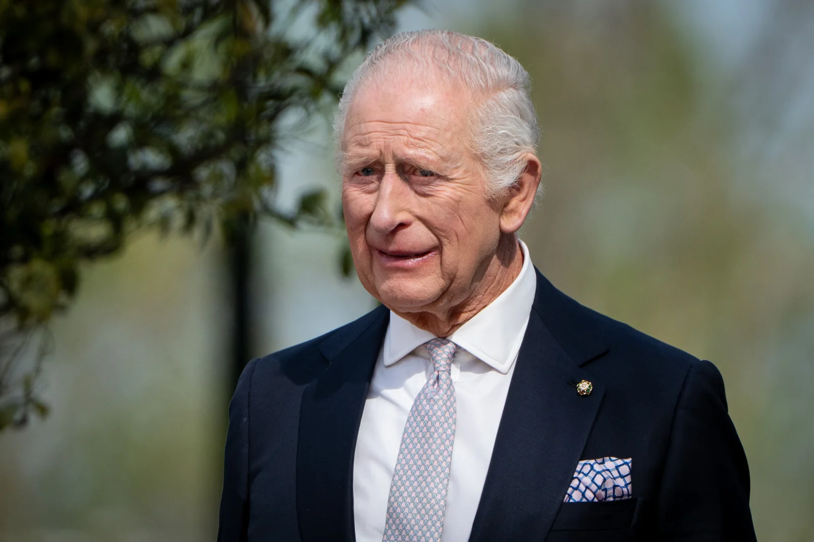 Král Karel vyhlásil válku Harrymu a Meghan. Za vše může fotografie jeho bytových doplňků