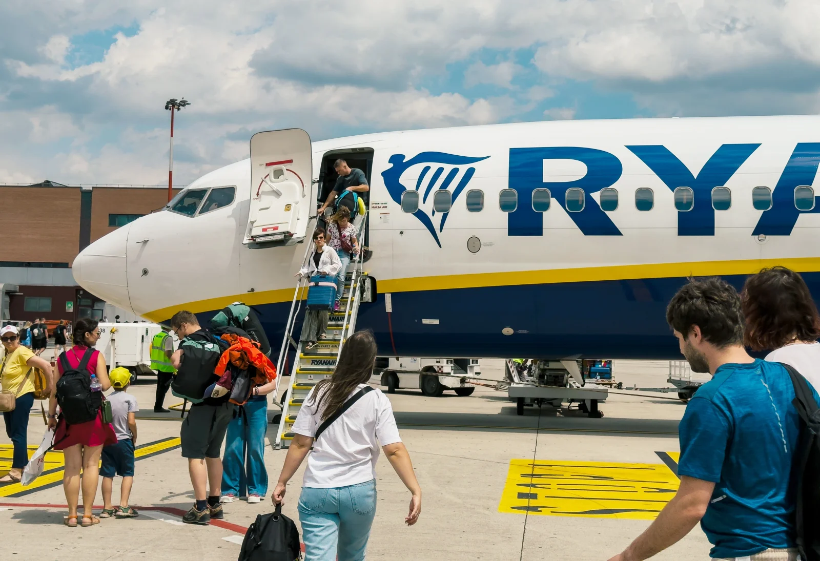 Evropská unie chce po aerolinkách příruční kufr zdarma pro všechny. Vyhlášení dopravci se bouří