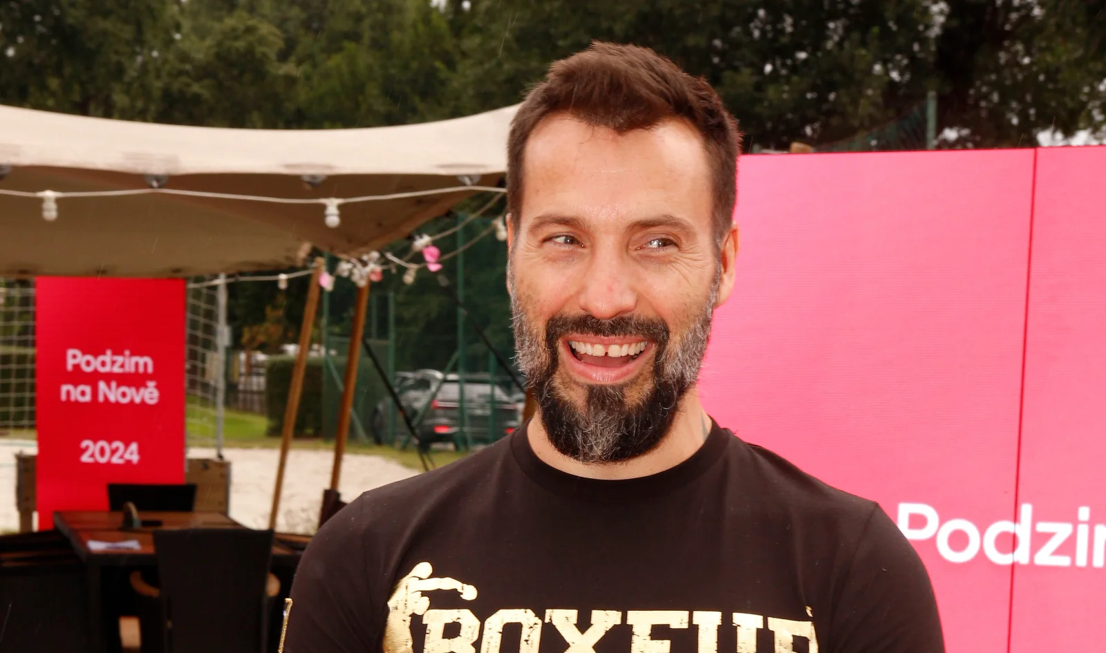 Václav Noid Bárta utekl od ruchu města. Jeho chalupa u Rozvadova se mění v místo pro nový začátek