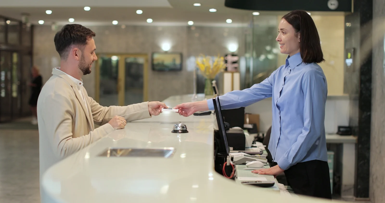 Jeden slušný e-mail před odjezdem zajistí v hotelu luxusní služby. Češi zkoušejí trik, který opravdu zabere