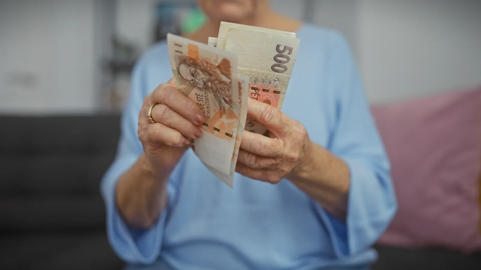 Invalidní důchody od ledna 2026 výrazně vzrostou. Někteří nedostanou ani korunu navíc, patříte mezi ně?