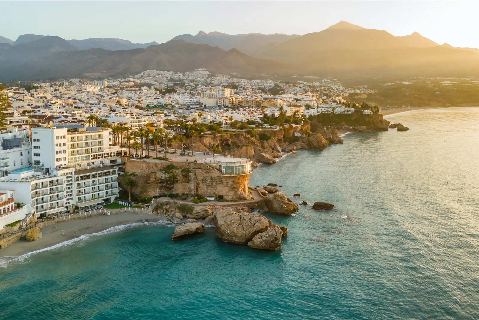 Costa del Sol se plní ještě před létem. Španělsko čeká nápor turistů, dovolené ale může prodražit nejistota