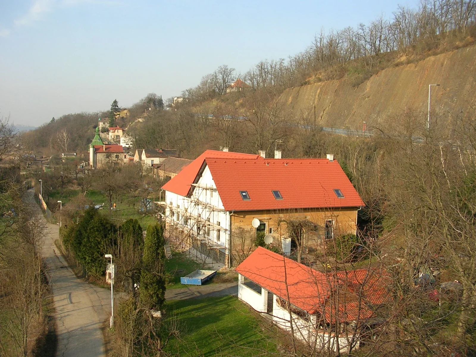 Tohle je nejmenší vesnice Česka. Na pár metrech čtverečních má všechno, co ve velkém městě nenajdeme