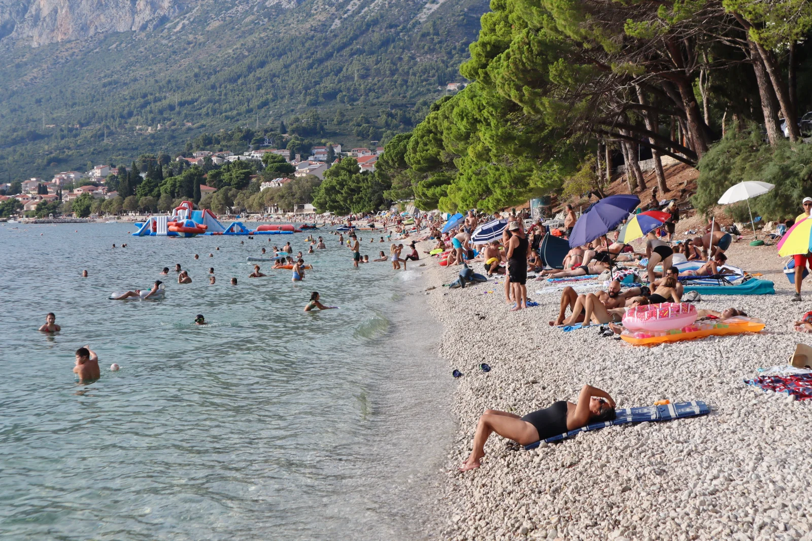 Poznají je podle ručníku už za svítání. Chorvatský plavčík popsal, čeho se naši turisté na pláži nevzdají