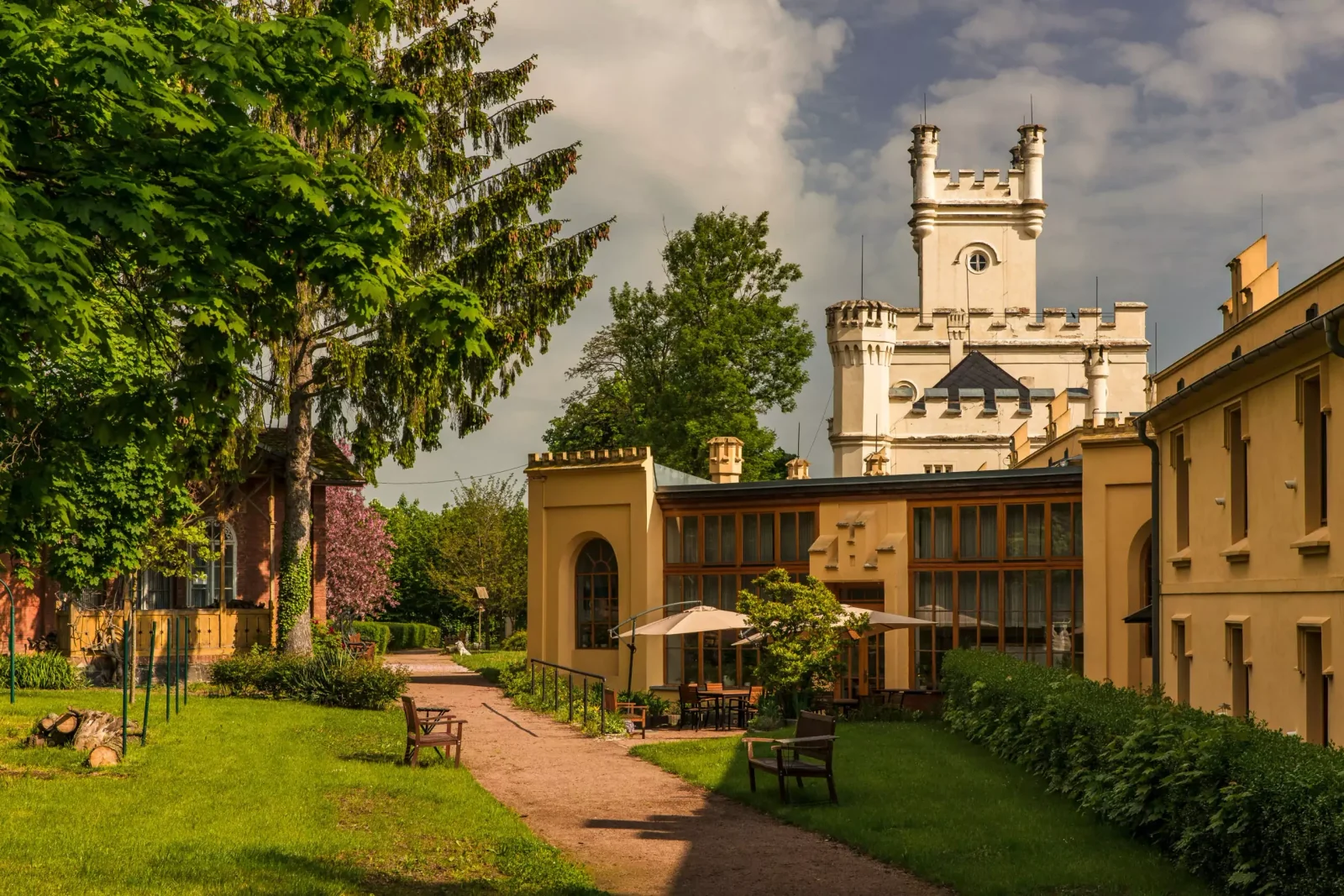 Toto byl nádherný český zámek, který obdivovali turisté z celého světa. Dnes slouží jako centrum pro nemocné